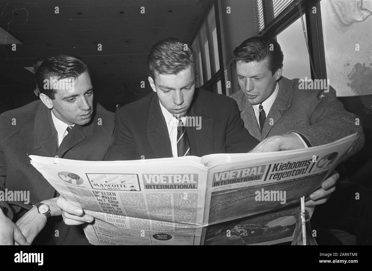 Squadra olandese a Lipsia, n.d. Willy van der Kuylen, Jan Mulder e Wim Suurbier leggi Football International Data: 3 aprile 1967 Parole Chiave: Sport, calcio, calcio, calciatori Nome personale: Kuijlen, Willy van der, Mulder, Jan, Suurbier, Wim Foto Stock