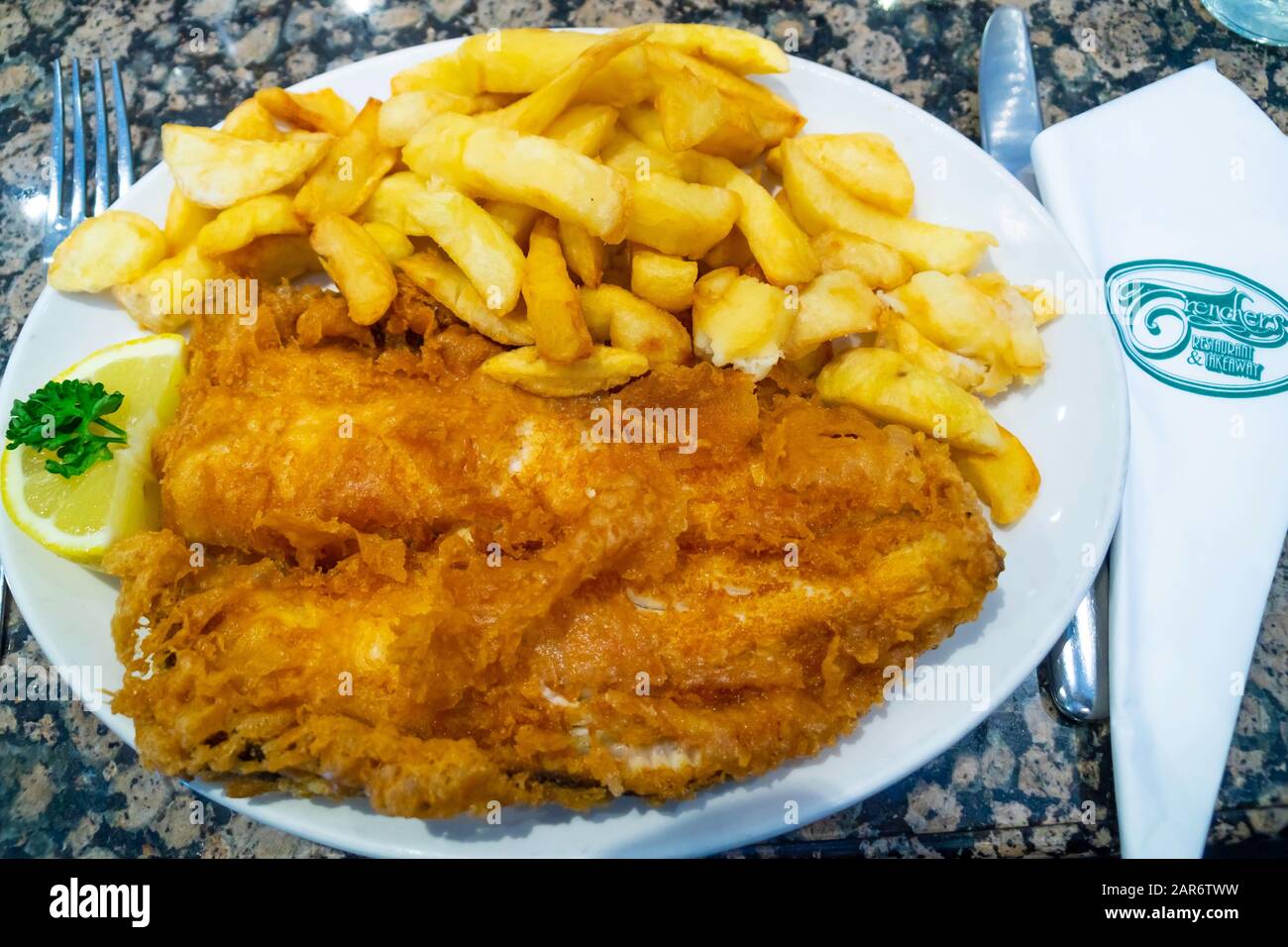 Un Pasto dello Yorkshire di Plaice e patatine e pane e burro al Trencher's Cafe a Whitby England Foto Stock