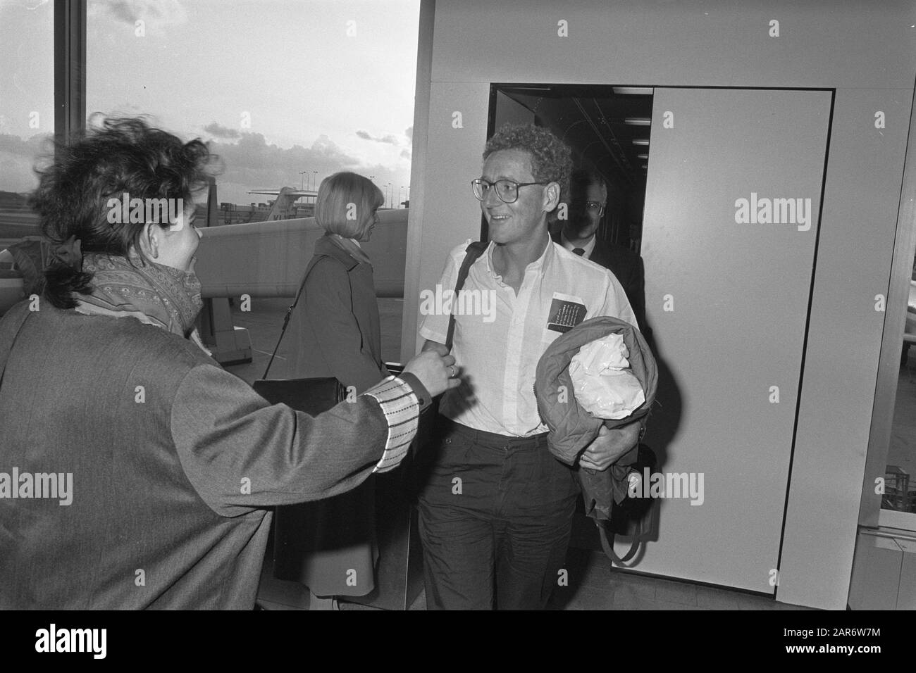 Il medico olandese Jacques de Milliano di Medici Senza Frontiere a Schiphol dopo aver soggiornato nel Suriname orientale; lasciato Jolien Schuurman di AzG/; il medico olandese Jacques de Milliano di Medici Senza Frontiere a Schiphol dopo il soggiorno nel Suriname orientale; lasciato Jolien Schuurman di AzG/; Foto Stock
