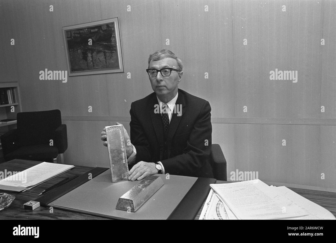 Dutch Bank, direttore banca professore J. Zijlstra dietro la sua scrivania con due bar oro Data: 6 maggio 1968 Parole Chiave: Banche, uffici, uffici diretti Nome personale: Zijlstra, Jelle Foto Stock
