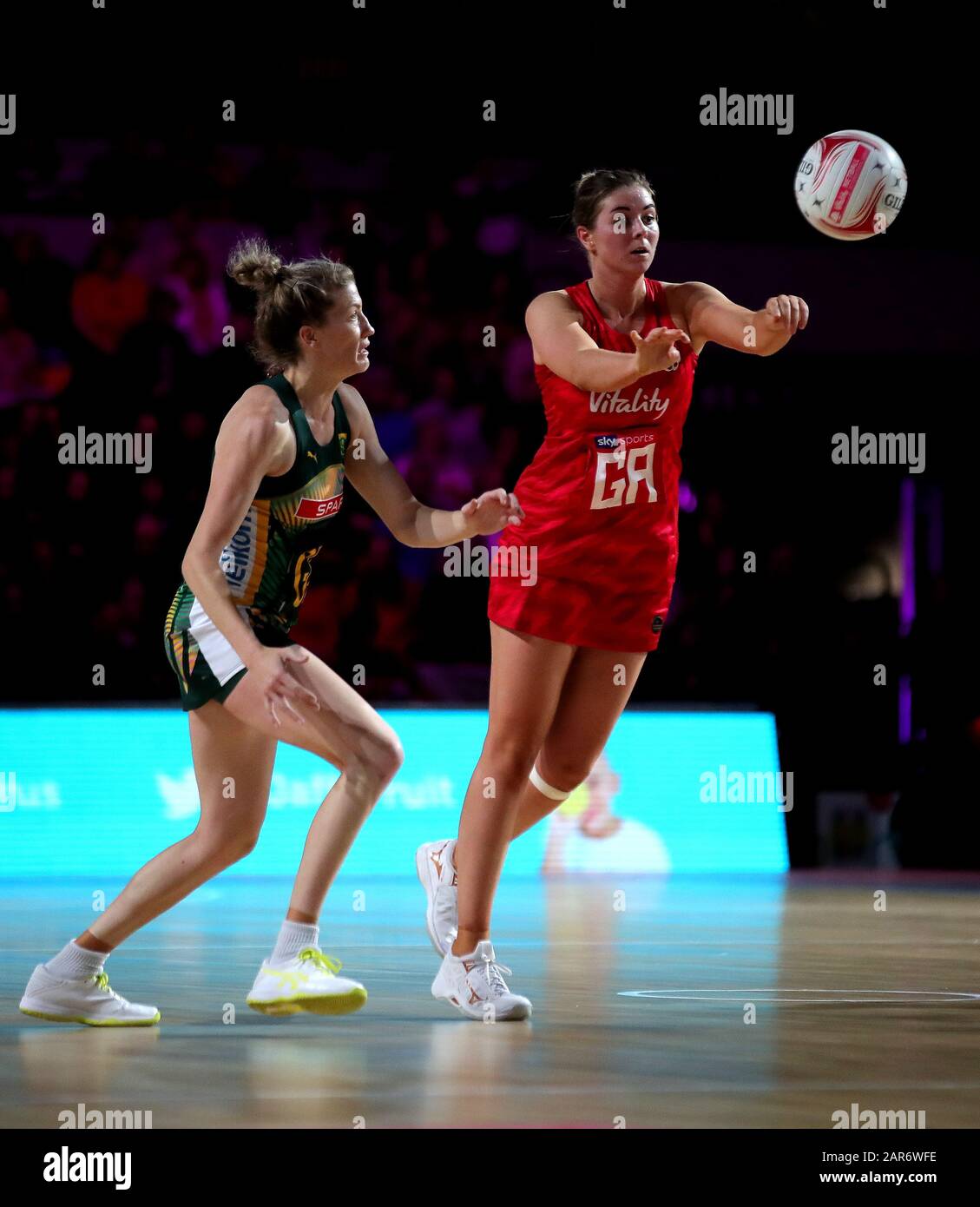 Inghilterra Vitality Roses’ Eleanor Cardwell durante la partita Vitality netball Nations Cup alla Copper Box di Londra. Foto Stock