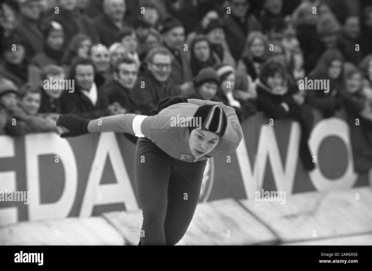 Campionati olandesi di donne e uomini a Deventer. Elly van der Brom in azione Data: 10 gennaio 1970 Località: Deventer Parole Chiave: CHAMPONIES, PATTINAGGIO, sport Nome personale: Elly van der Brom Foto Stock