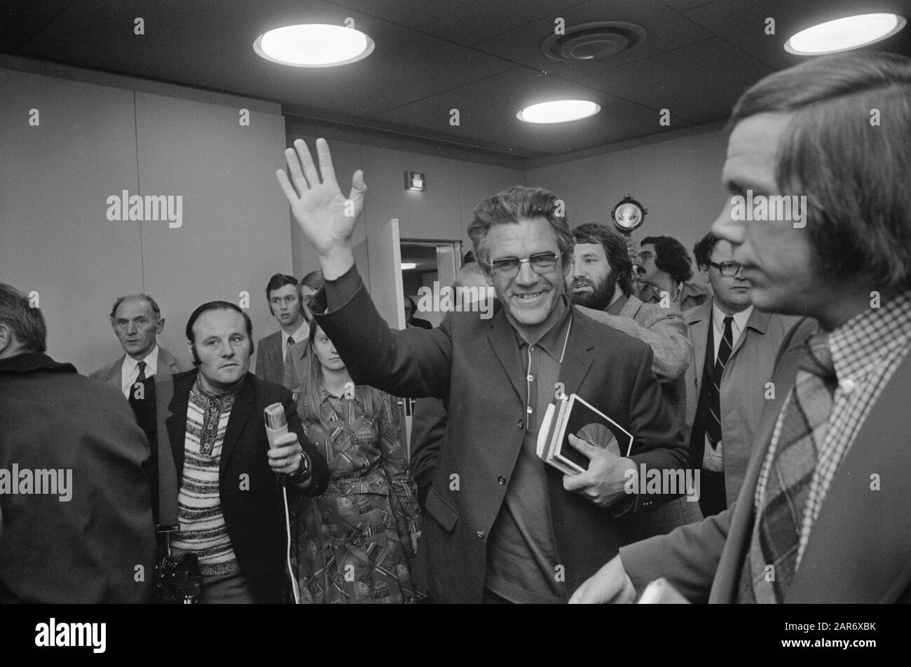 I missionari olandesi arrivano a Schiphol dopo il colpo di stato militare in Cile, padre Thijssen Data: 24 settembre 1973 luogo: Noord-Holland, Schiphol Parole Chiave: RechionARIAN Foto Stock