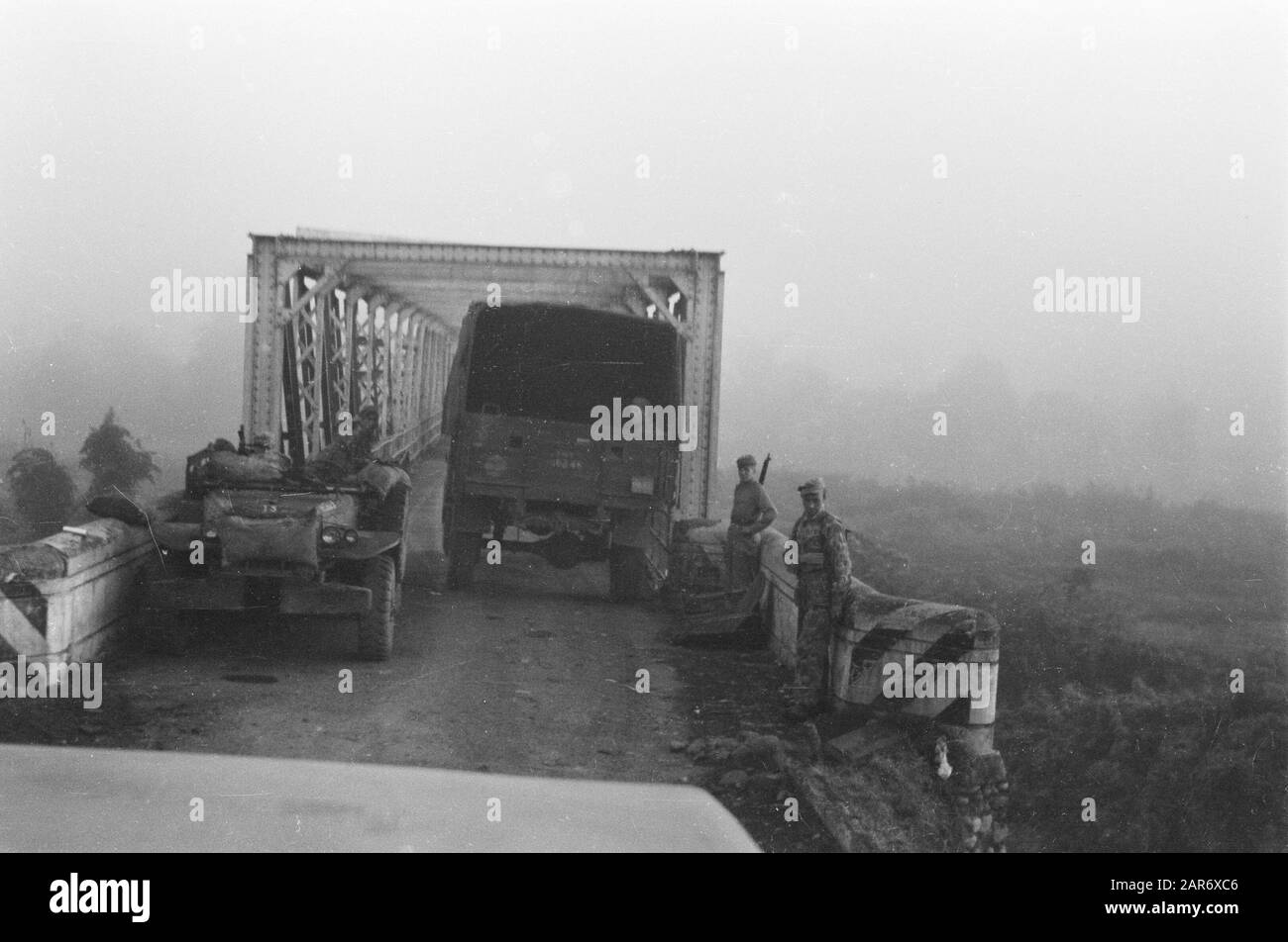 Palembang veicoli militari olandesi e guardie vicino a un ponte stradale Data: 26 luglio 1947 luogo: Indonesia, Indie orientali olandesi, Sumatra Foto Stock