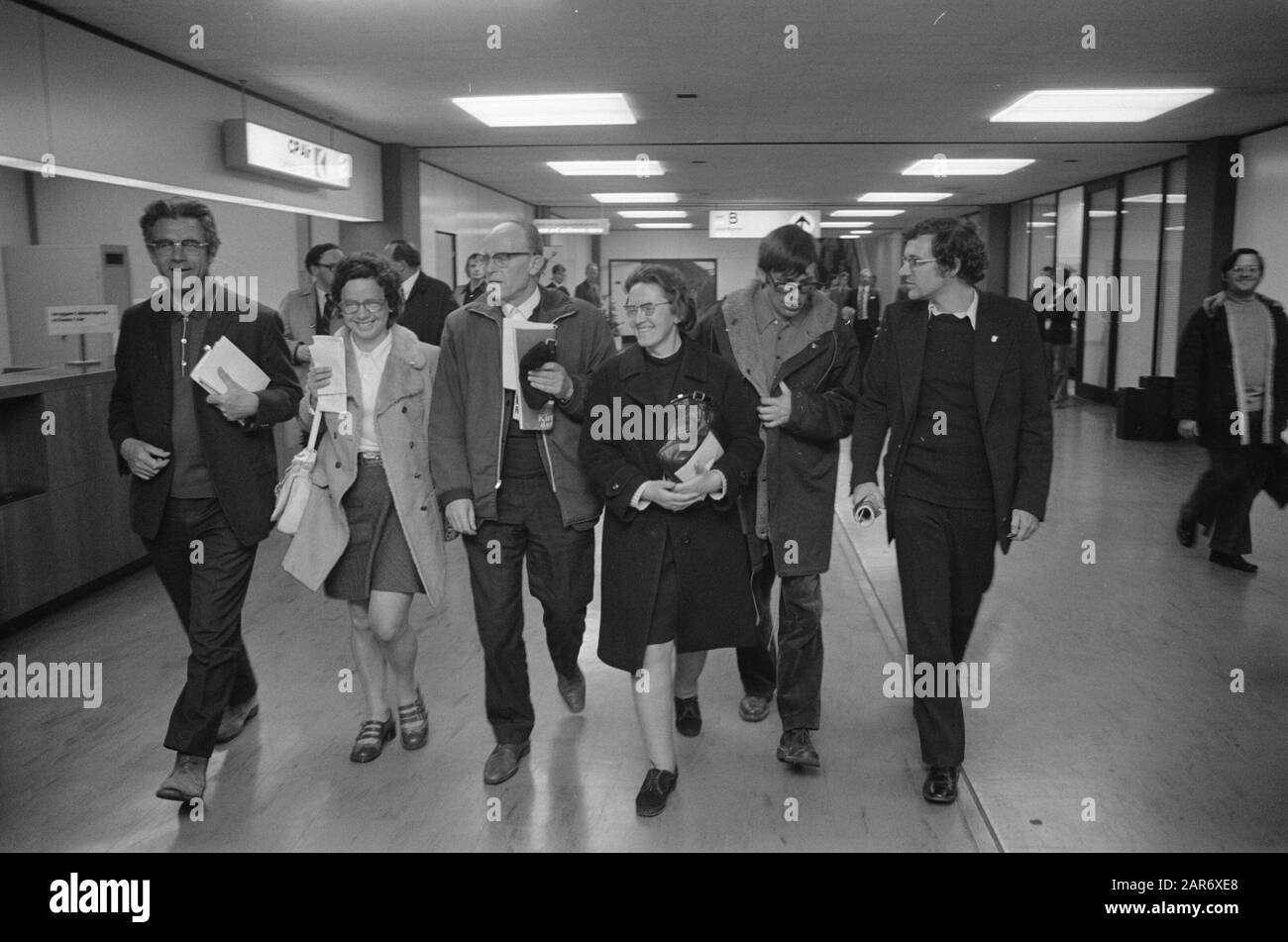 I missionari olandesi arrivano a Schiphol dopo il colpo di stato militare in Cile, n. Padre Thijssen, Suor Brigitte, Padre Diles, Suor Teresini, Data: 24 Settembre 1973 Località: Noord- Olanda, Schiphol Parole Chiave: Missione Foto Stock