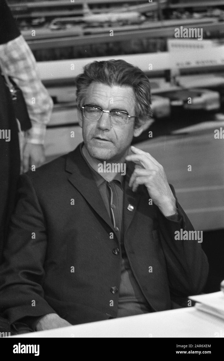 I missionari olandesi arrivano a Schiphol dopo il colpo di stato militare in Cile, numero 11 padre Thijssen Data: 24 settembre 1973 luogo: Noord-Holland, Schiphol Parole Chiave: RechionARIAN Foto Stock