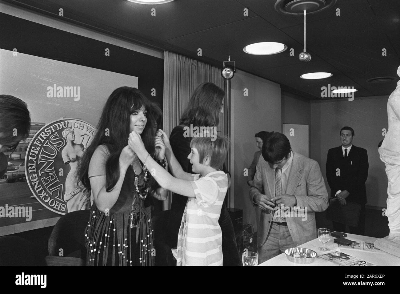 Gruppo pop olandese Shockante Blue arriva a Schiphol dopo il tour attraverso l'America; Wilma blocca Mariska Golden badge a Data: 16 Giugno 1970 luogo: Noord-Holland, Schiphol Parole Chiave: Pop groups, tour Nome personale: Veres, Mariska, Wilma Institution nome: Shockante Blue Foto Stock