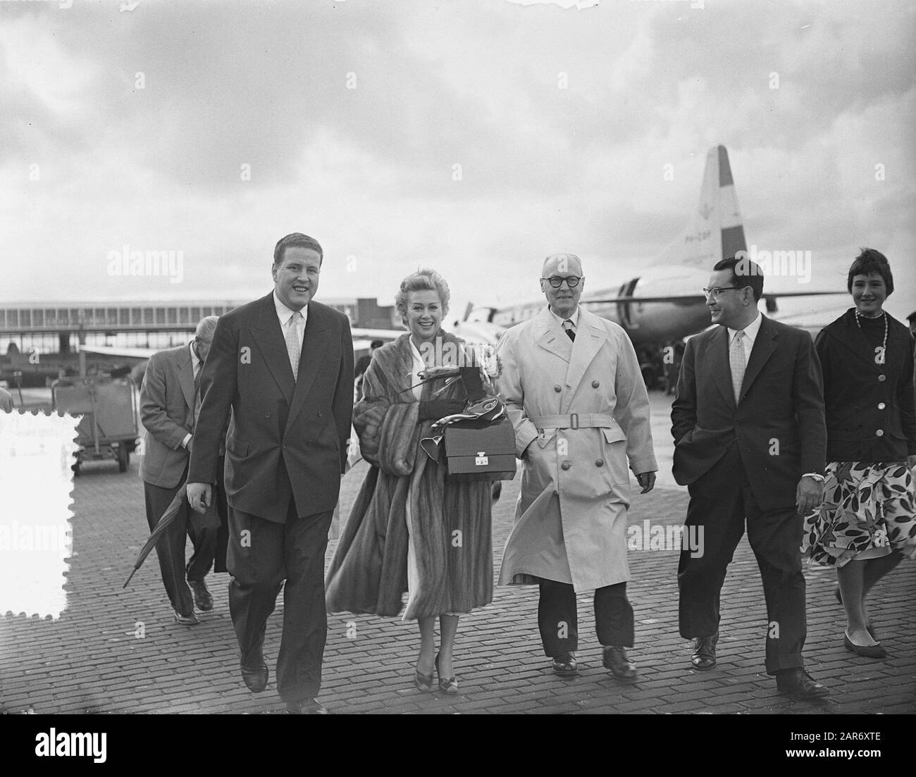 Fillmster Martine Carol for [promotion of] film Nana [France, 1955] in Amsterdam a Schiphol Data: 28 September 1955 posizione: Noord-Holland, Schiphol Parole Chiave: Attrici, film, star del cinema, campi d'aviazione Nome personale: Carol Martine Foto Stock