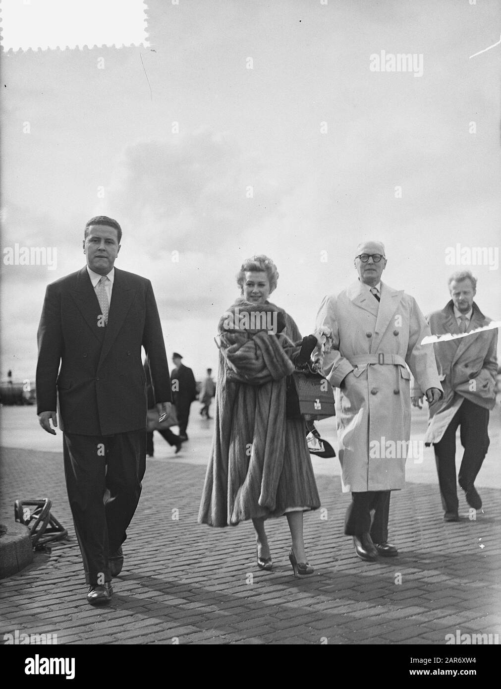 Fillmster Martine Carol for [promotion of] film Nana [France, 1955] in Amsterdam a Schiphol Data: 28 September 1955 posizione: Noord-Holland, Schiphol Parole Chiave: Attrici, film, star del cinema, campi d'aviazione Nome personale: Carol Martine Foto Stock