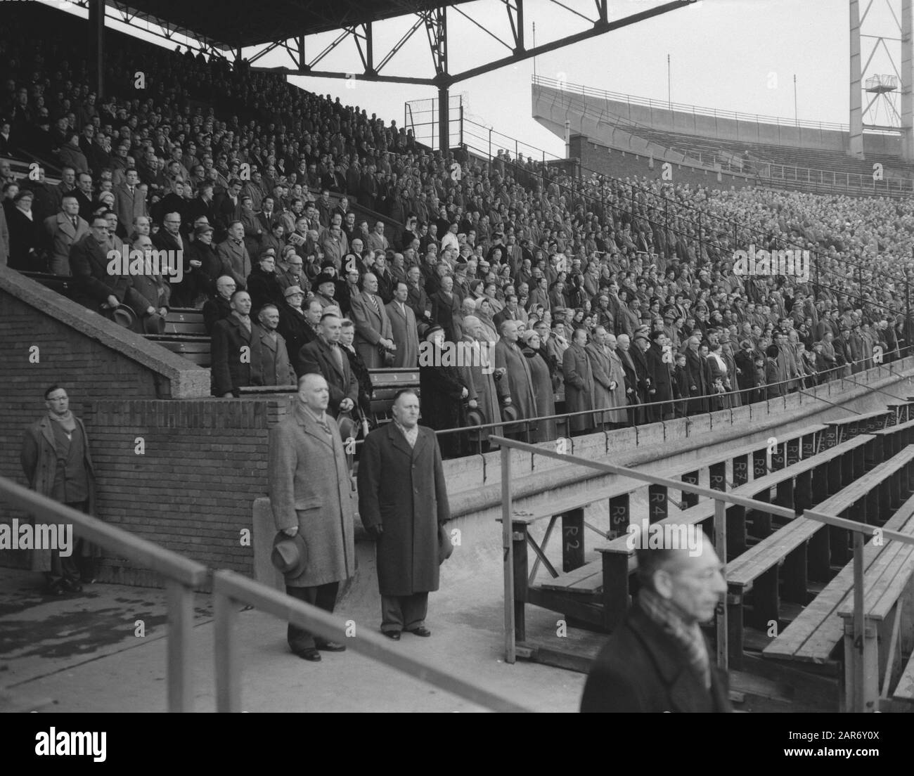 Un minuto di silenzio in memoria del disastro aereo nel Manchester United. Probabilmente lo Stadio Olimpico di Amsterdam, 9 febbraio 1958 un minuto di silenzio a causa del crash aereo del Manchester United. Data 9 Febbraio 1958. Forse Stadio Olimpico Di Amsterdam; Foto Stock