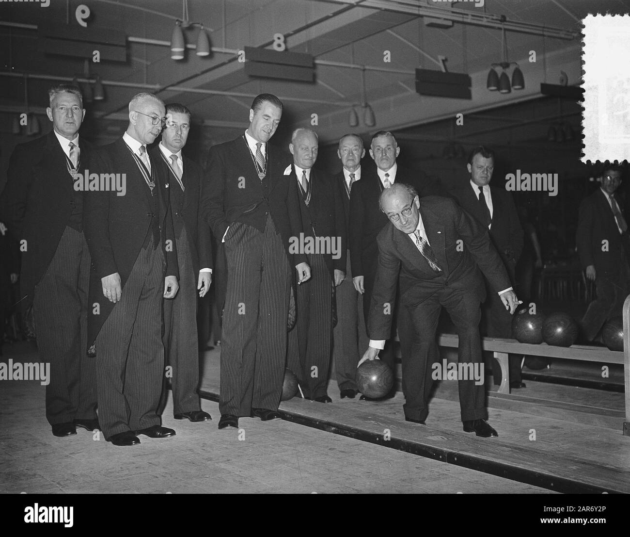 Opening new Kegelhuis by Alderman Van Wijck Data: 1 ottobre 1955 posizione: Amsterdam Parole Chiave: Kegelen, aperture, aldermen Nome utente: Wijck, F.H.C. van Foto Stock