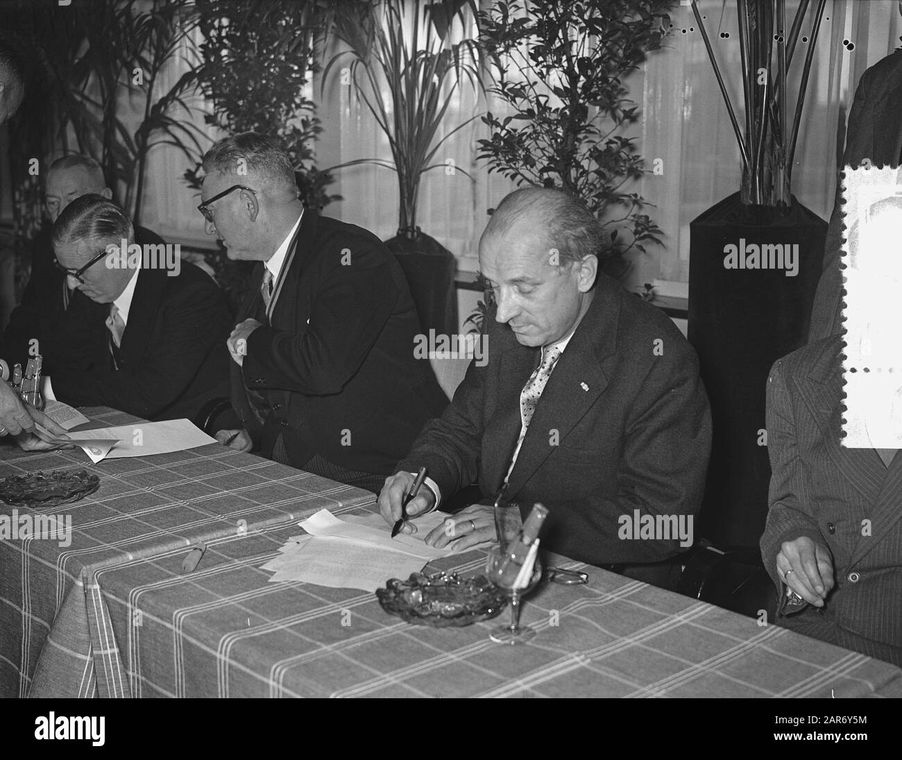 Opening new Kegelhuis by Alderman Van Wijck Data: 1 ottobre 1955 posizione: Amsterdam Parole Chiave: Kegelen, aperture, aldermen Nome utente: Wijck, F.H.C. van Foto Stock