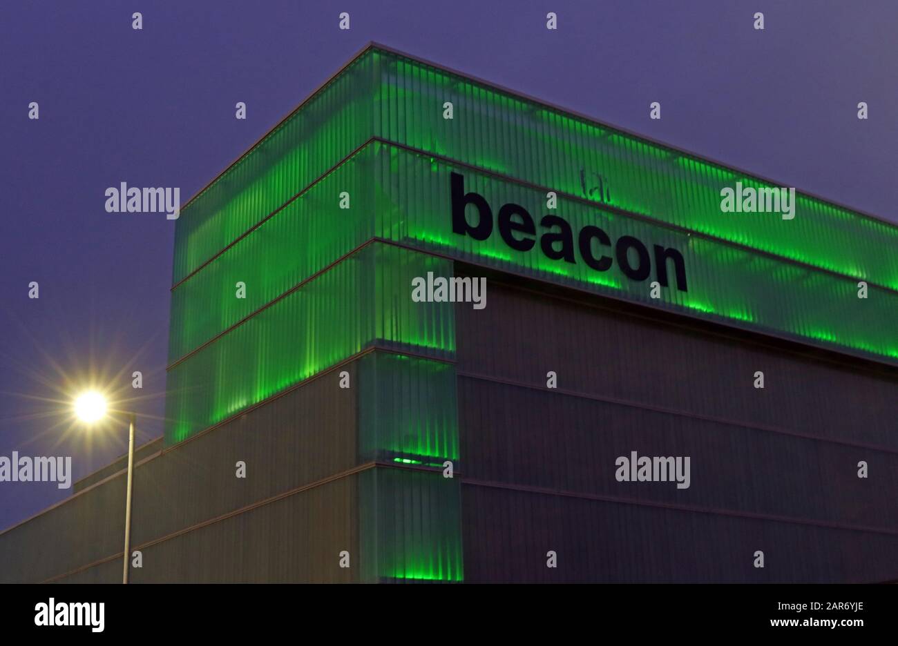 Beacon Arts Center, Greenock's Custom House Quay, Inverclyde, Scozia, Regno Unito di notte, aperto nel 2013, teatro, suite multifunzione Gallery Foto Stock