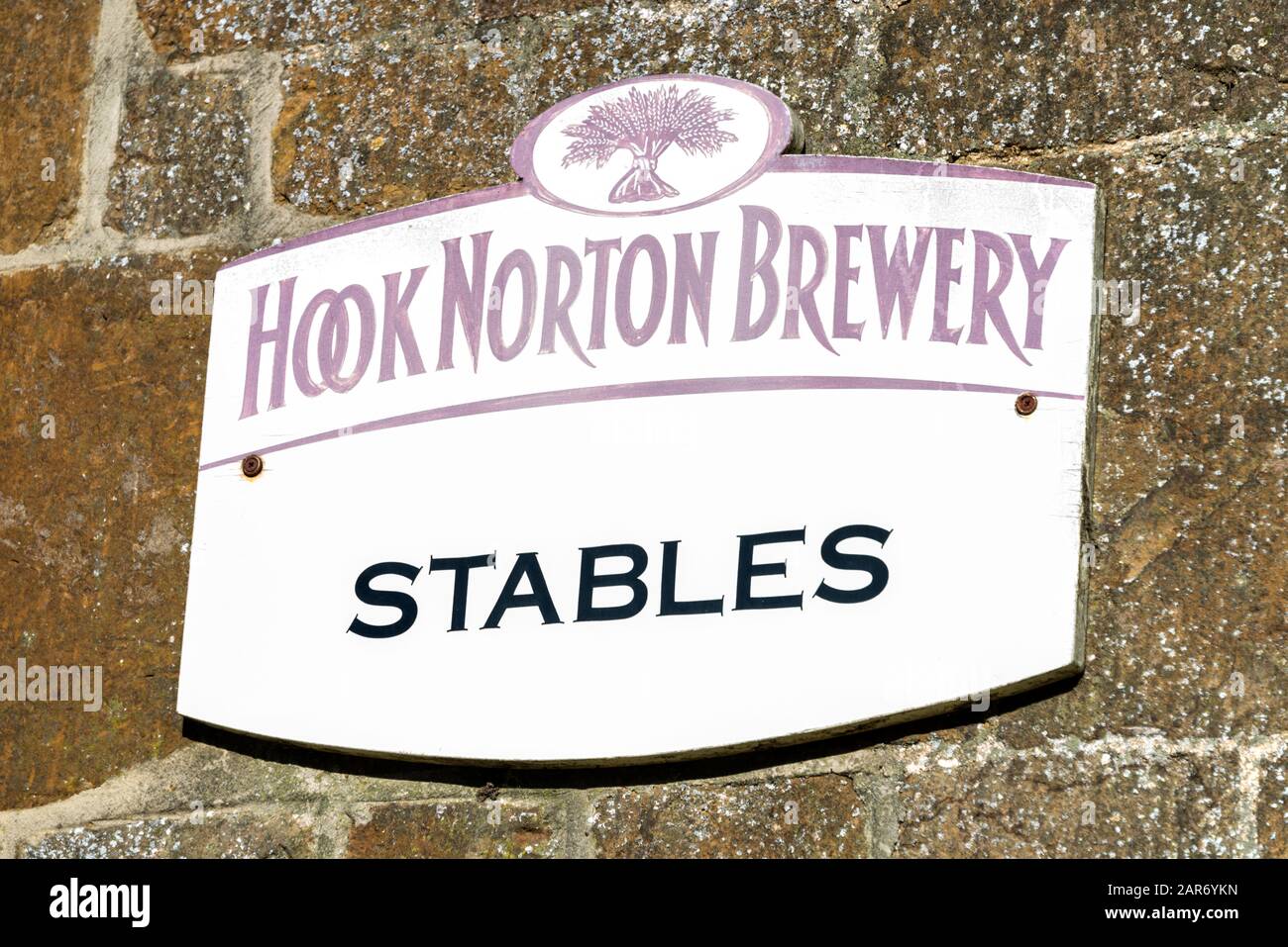 Il cartello Stables alla famiglia Hooks Norton Brewery fondata nel 1849, nel villaggio di Hook Norton villaggio nel nord Oxfordshire Cotswolds in Foto Stock