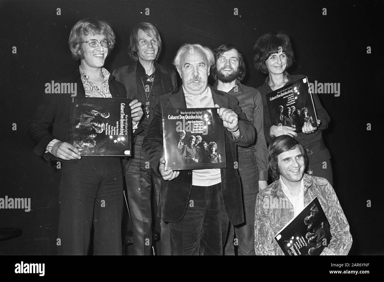 Nuovo LP del gruppo di cabaret Don Quishming premiato da Lex Goudsmit (metà) Data: 21 marzo 1972 Parole Chiave: Cabaret Nome Persona: Orafo, Lex Foto Stock