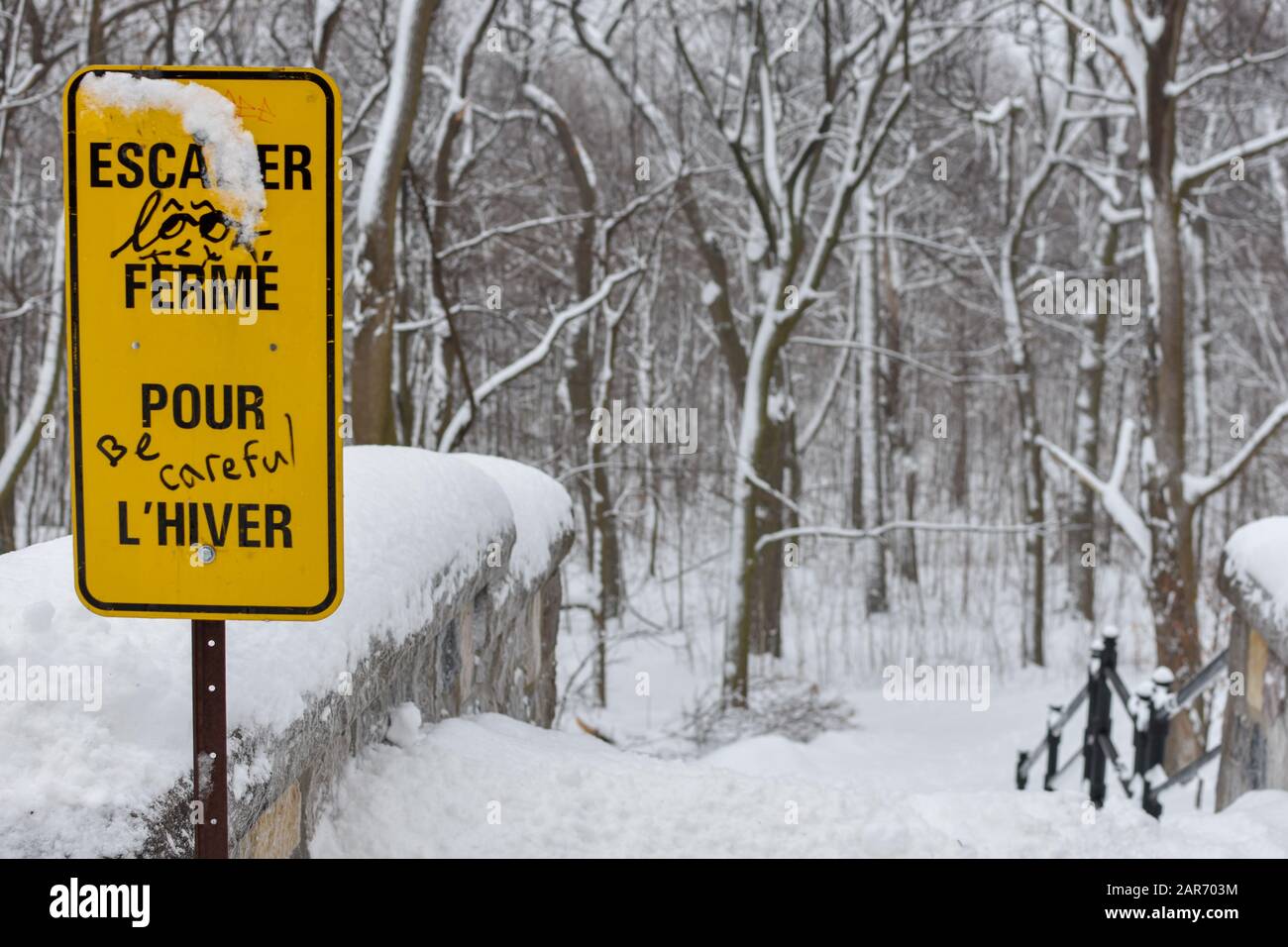 sentiero invernale chiuso nella stagione della neve Foto Stock