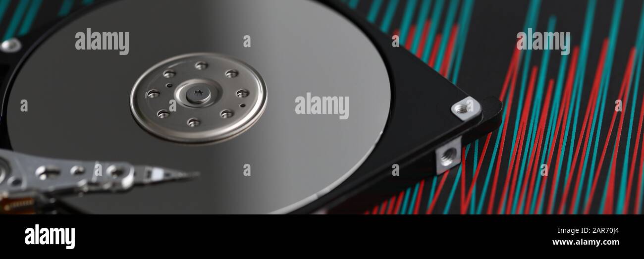 HDD giace su di una tavola in un workshop con sfondo Foto Stock