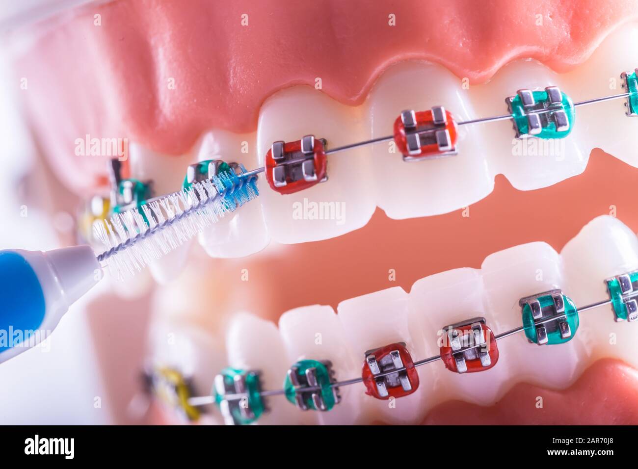 Donna di pulizia dei denti di lei con uno scovolino interdentale Foto stock  - Alamy