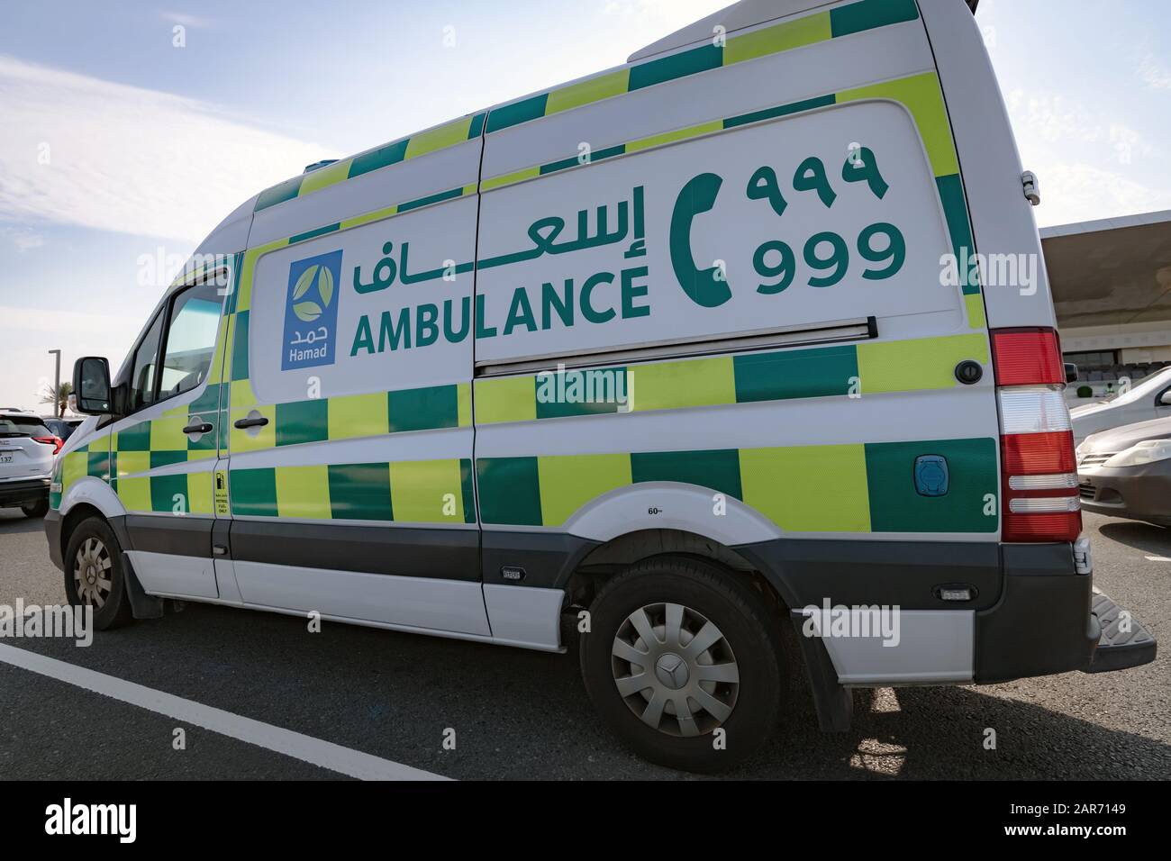 Doha, Qatar - Nov 26. 2019 Hamad Medical Corporation ambulanza auto su Doha Street Foto Stock