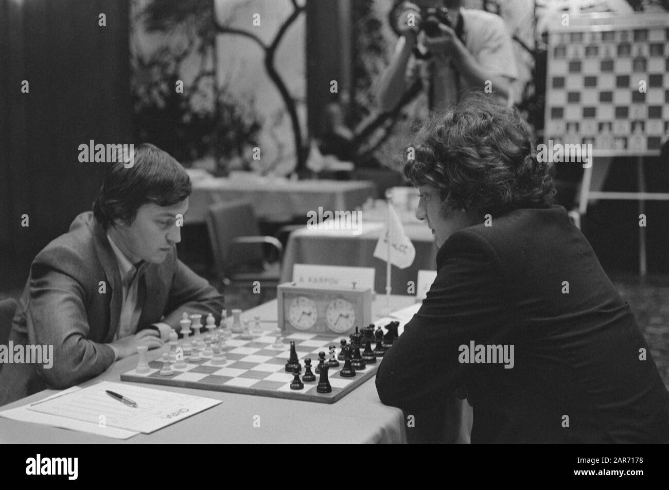 Torneo di scacchi OHRA, ultimo round; partito decisivo Timman (r) e Karpov (vincitore) Data: 26 luglio 1985 Parole Chiave: Scacchi Nome personale: Karpov, Anatoli Nome istituzione: OHRA Foto Stock