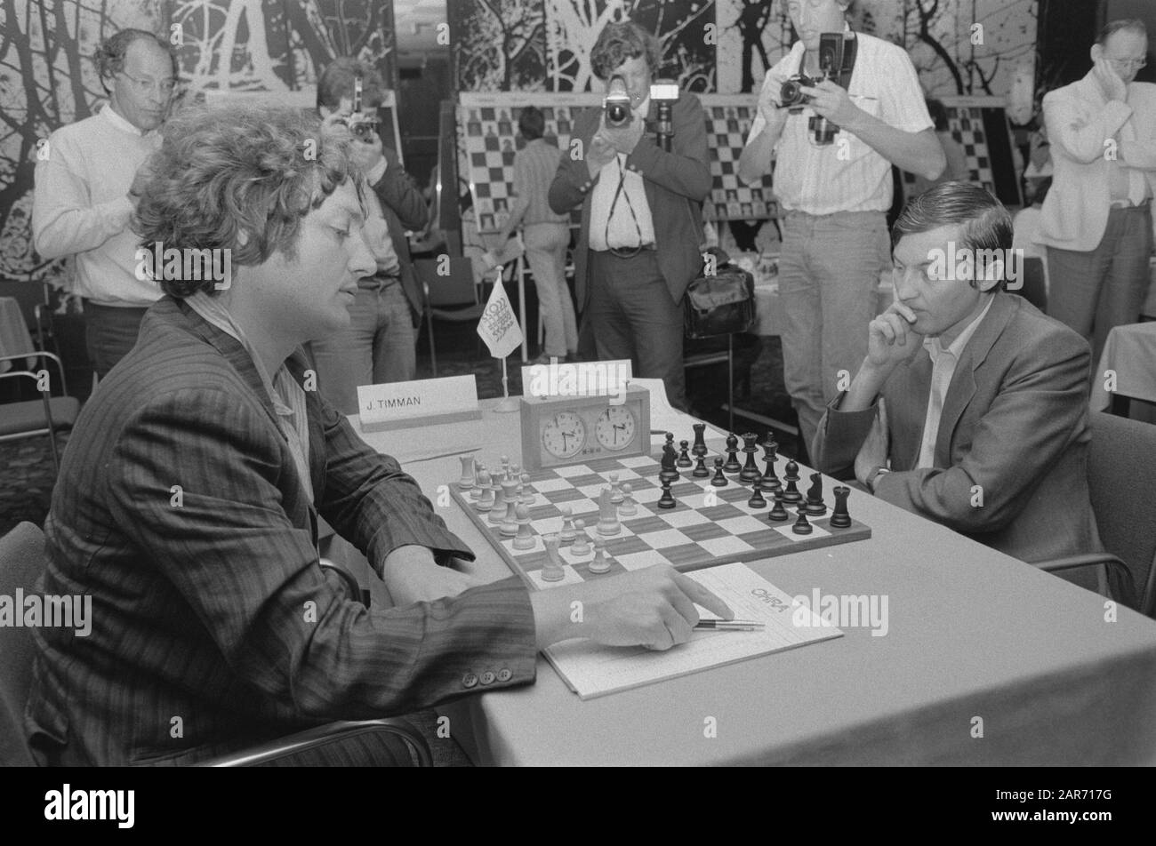 OHRA scacchi festival ad Amsterdam; Jan Timman (l) contro campione del mondo Karpov Data: 19 luglio 1985 luogo: Amsterdam, Noord-Holland Parole Chiave: Scacchi, campioni del mondo Nome personale: Karpov, Anatoli, Timman, Jan Institution name: OHRA Foto Stock