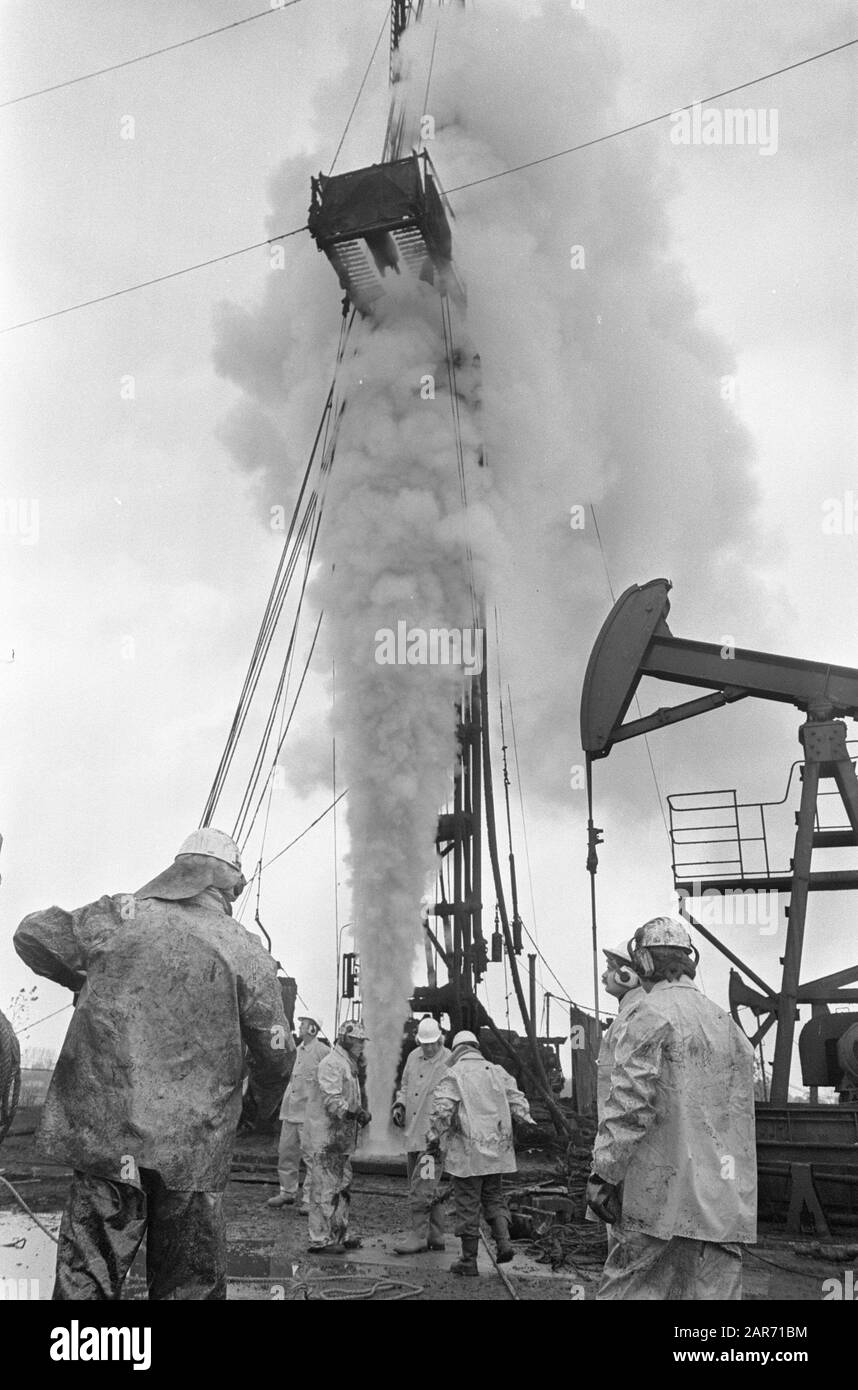 Oliefontein a Schoonebeek (Drenthe); tecnici guarda la massa di olio di spruzzatura alla polverizzazione Data: 9 Novembre 1976 Località: Drenthe, Schoonebeek Parole Chiave: Olio Foto Stock