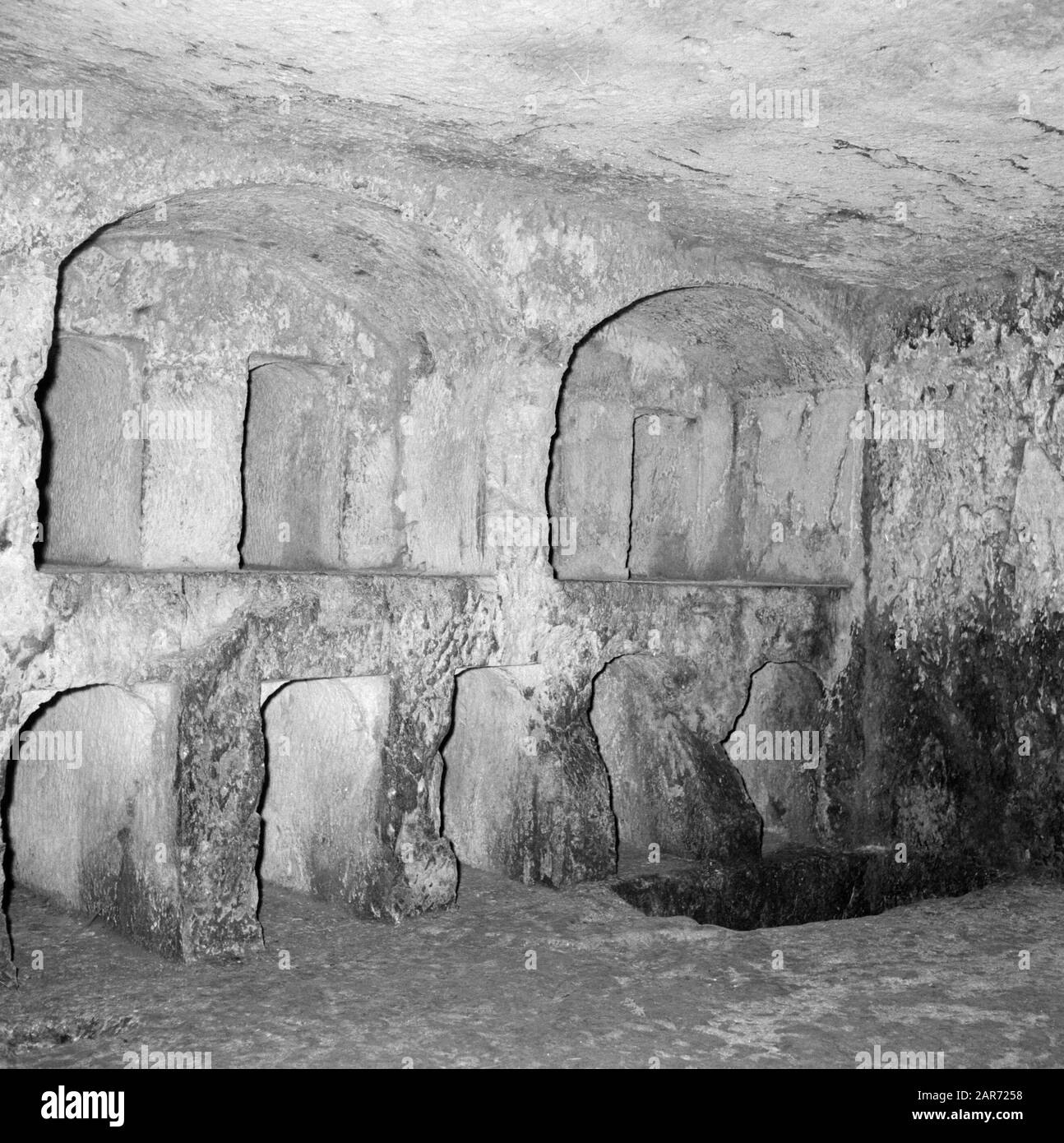 Israele 1964-1965: Gerusalemme (Gerusalemme), Sinedrin (Corte Ebraica) piccole stanze sotterranee (spazi all'interno degli spazi) in uno scavo del Sinedrio (Corte Ebraica) Annotazione: Il Sinedrio, la corte Ebraica, ha funzionato dal IV secolo a.C. al V secolo d.C. Per il Sinedrio è stato costruito un edificio di 2000 mq e 25 camere. Si crede anche che l'edificio fosse un palazzo di Erode Antipas, figlio di Erode la Grande Data: 1964 posizione: Israele, Gerusalemme Parole Chiave: Tombe, sotterraneo, spazio Foto Stock