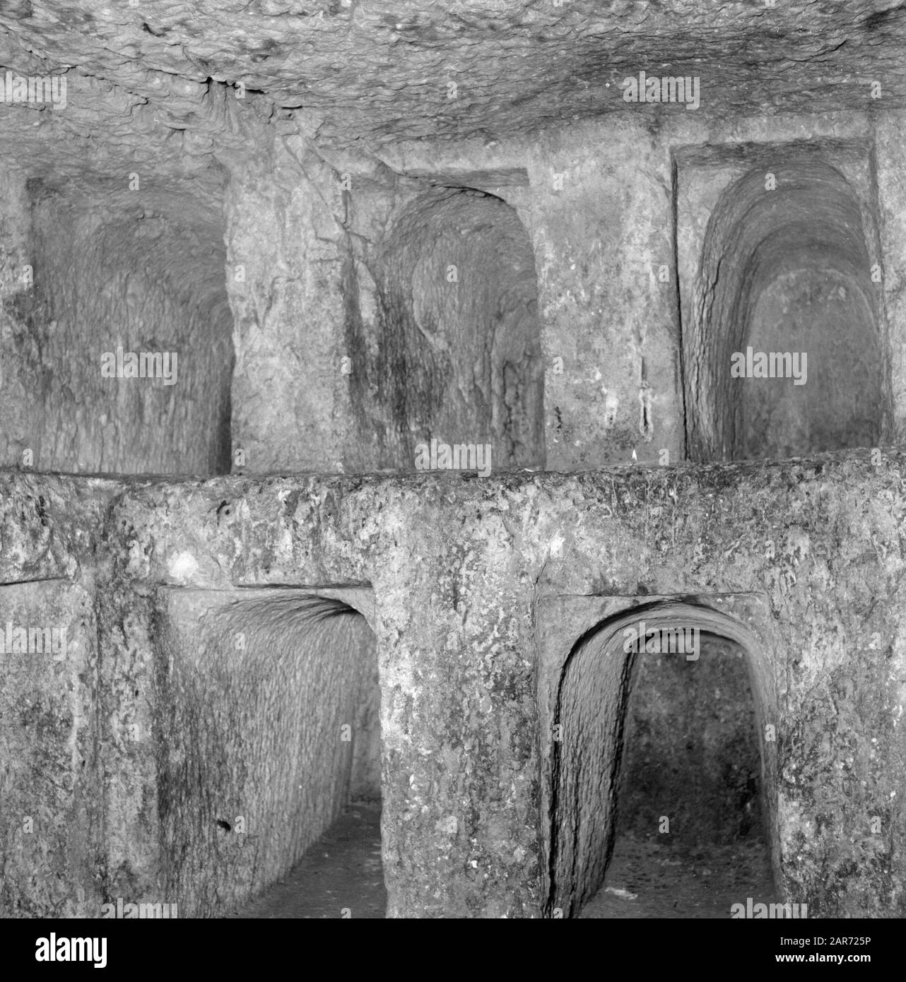 Israele 1964-1965: Gerusalemme (Gerusalemme), Sinedrin (Corte Ebraica) piccole stanze sotterranee (spazi all'interno degli spazi) in uno scavo del Sinedrio (Corte Ebraica) Annotazione: Il Sinedrio, la corte Ebraica, ha funzionato dal IV secolo a.C. al V secolo d.C. Per il Sinedrio è stato costruito un edificio di 2000 mq e 25 camere. Si crede anche che l'edificio fosse un palazzo di Erode Antipas, figlio di Erode la Grande Data: 1964 posizione: Israele, Gerusalemme Parole Chiave: Tombe, sotterraneo, spazio Foto Stock