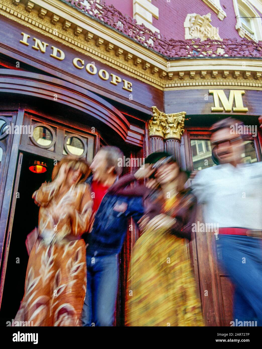 Londra 1970, persone in movimento esuberanti provenienti da Ind Coope Markham Pub, Kings Road, Chelsea, Inghilterra, Regno Unito, GB, Gran Bretagna, Foto Stock