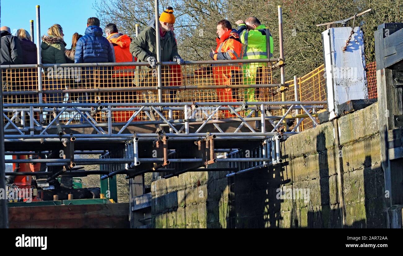 Persone sulla piattaforma di visualizzazione a Dowley Gap 19.1.20. I CRT stanno sostituendo i cancelli di serratura a Dowley e hanno tenuto un giorno aperto affinchè la gente veda che cosa stavano facendo Foto Stock