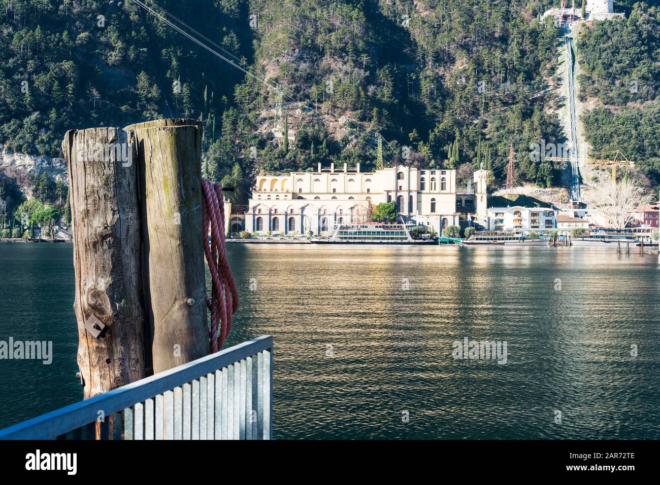 Uno scorcio di Riva del Garda, da un lato del lago Foto Stock