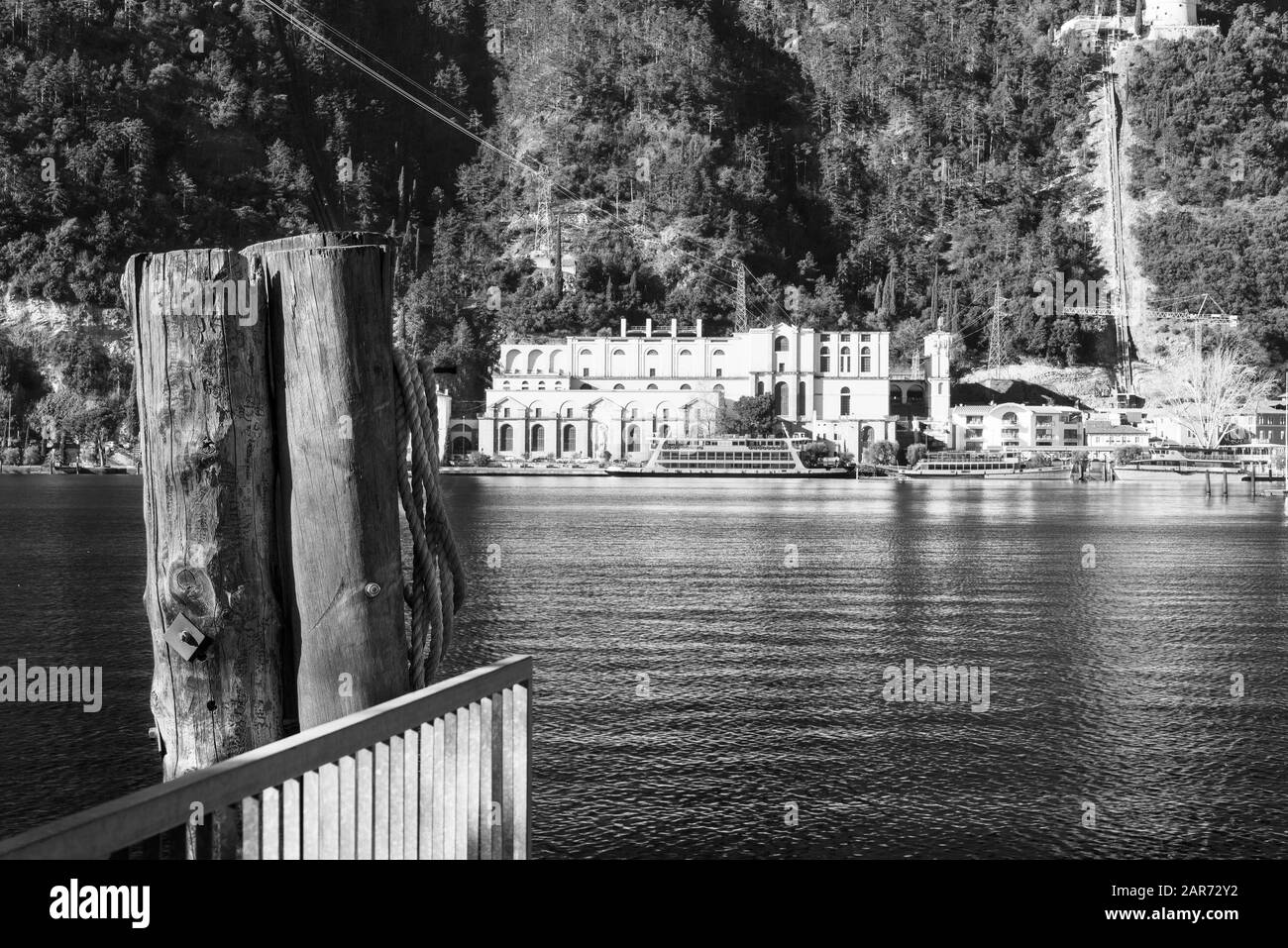 Uno scorcio di Riva del Garda, da un lato del lago, bianco e nero Foto Stock