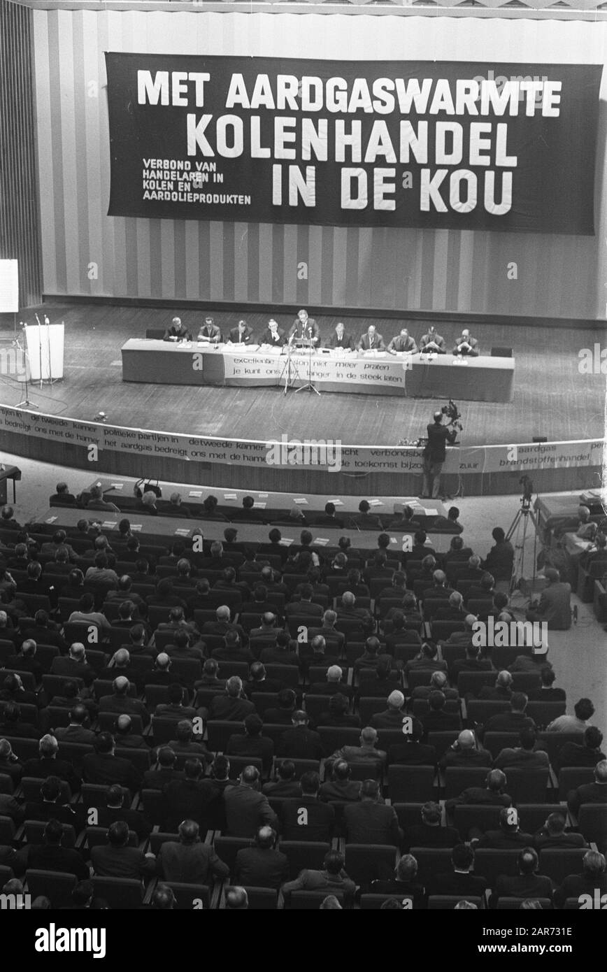 Circa 2.000 commercianti di carbone che protestano contro la situazione del gas naturale nel Centro Congressi dell'Aia. Data Della Riunione: 10 Dicembre 1969 Parole Chiave: Proteste Foto Stock