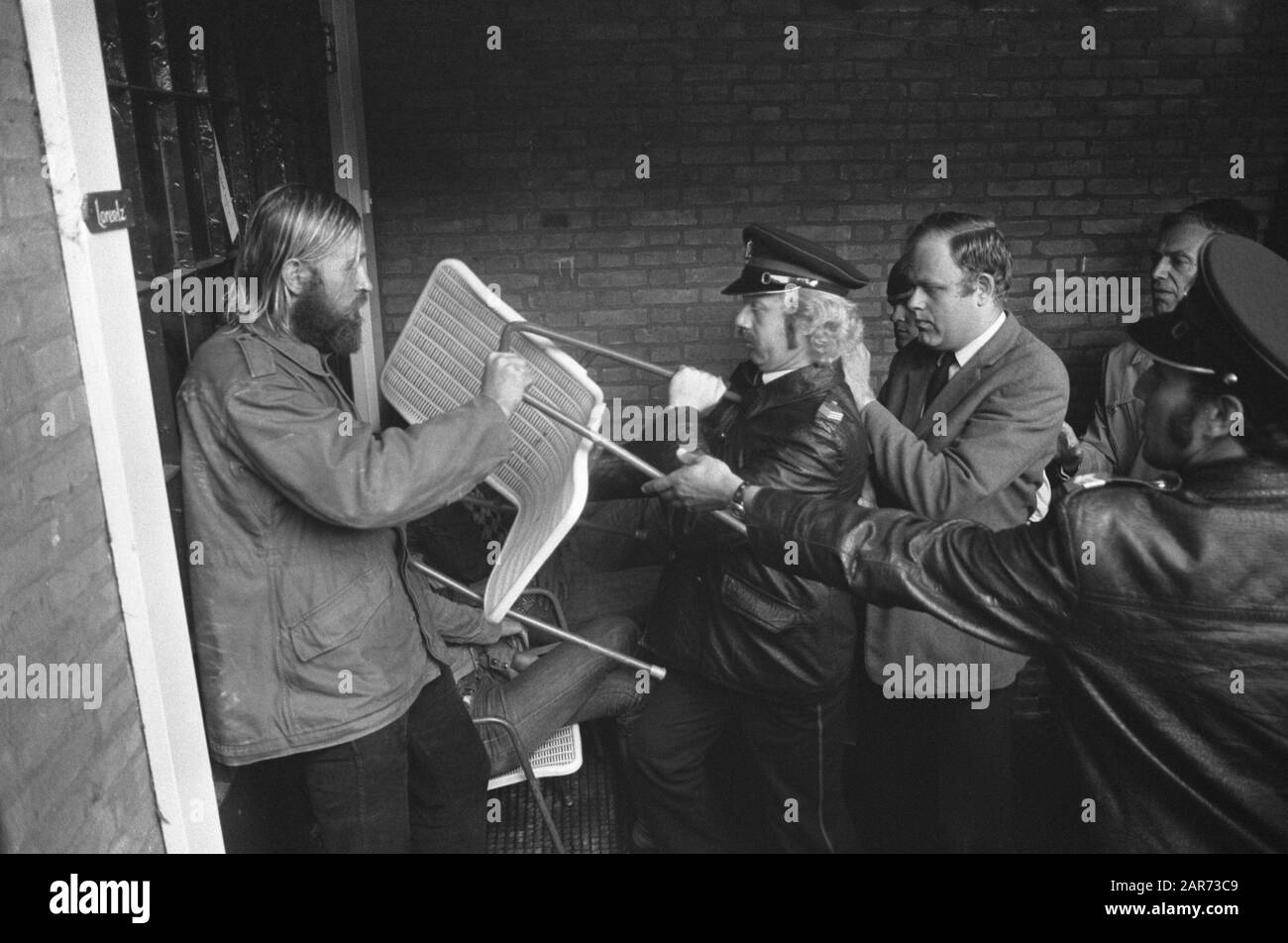 Evacuazione Lorentz padiglione di Dennendal; leader del gruppo cerca di fermare la polizia con un posto Data: 3 luglio 1974 Parole Chiave: Polizia, sfratti Nome personale: Dennendal, LORENTZ Foto Stock