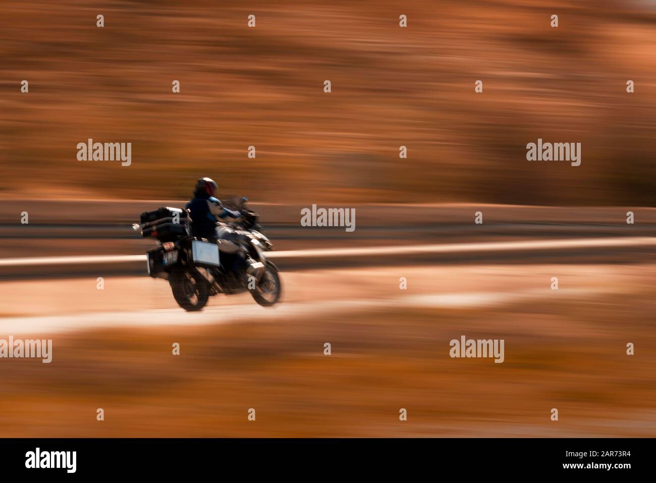 Manisa, Turchia - 17 03, 2019. Riprese in moto di colore nero con tecnica panoramica con sfocatura del movimento. Foto Stock