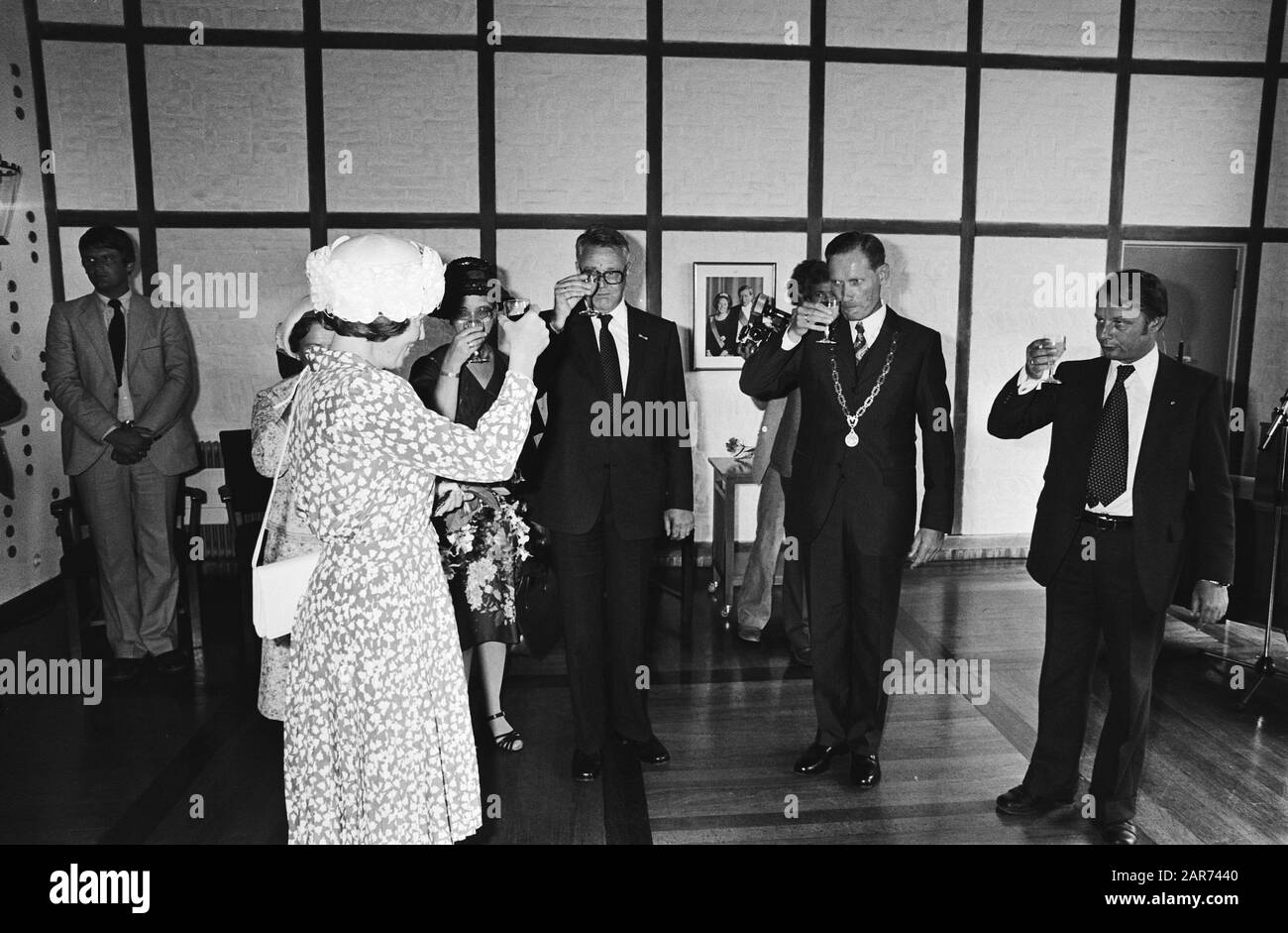 Visita la Regina Beatrice al comune di Wieringermeer per 50 anni di dryFalls Wieringermeerpolder IL 21 agosto 1980, dalle 14.30 alle 15.00 l'azienda si trovava nella sala del municipio di Wieringeringershipyard, dove il vetro è stato sollevato. Data: 21 agosto 1980 luogo: Noord-Holland, Wieringermeer, Wieringerwerf Parole Chiave: Visite, commemorazioni, regine Nome personale: Beatrix, queen Foto Stock