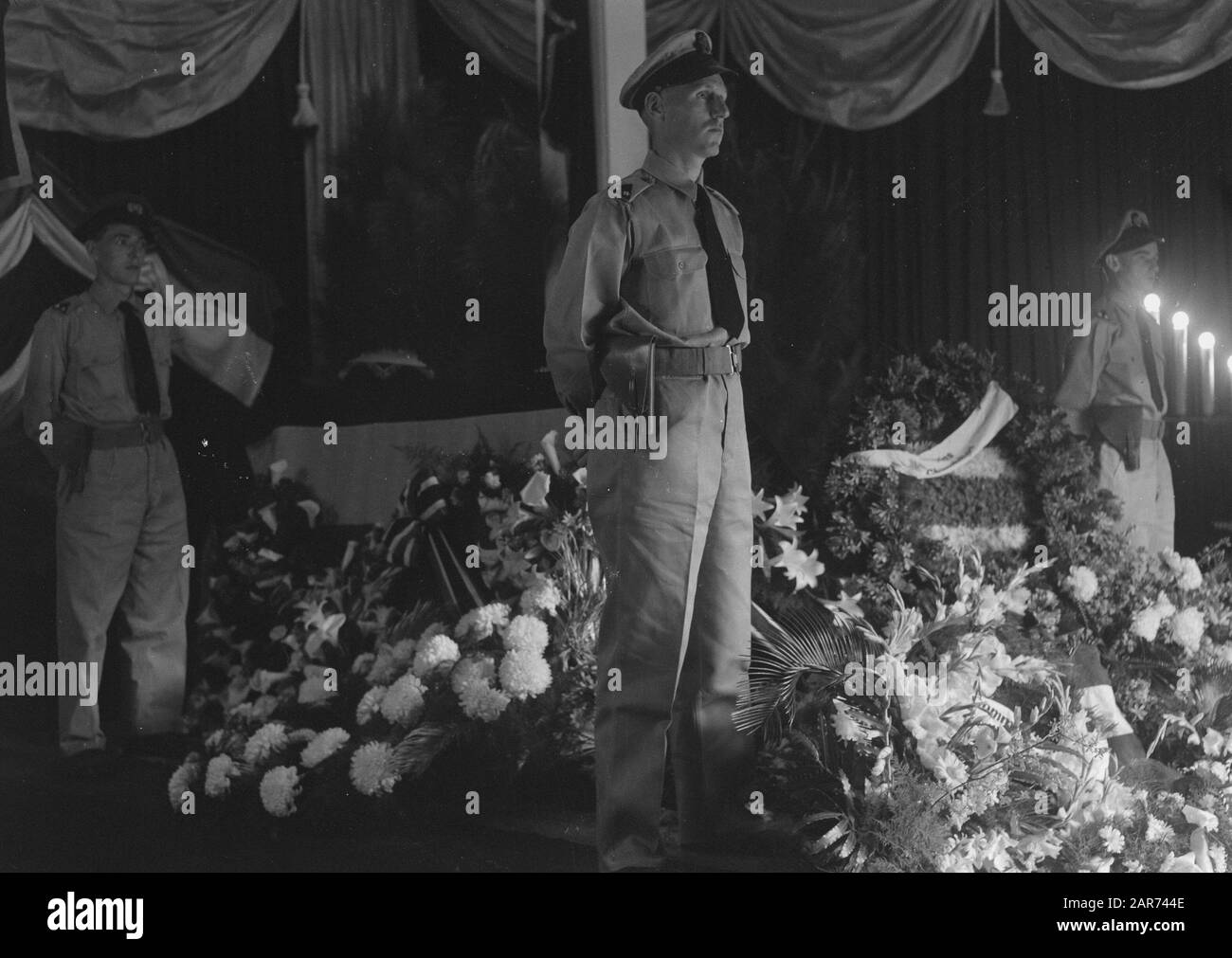 La spedizione rimane principe siamese Paribatra Il 28th settembre i resti del principe Paribatra del Siam, che durante l'occupazione giapponese Bandoeng era morto, riportato a Siam dalla costellazione di KLM. A tal fine, una missione speciale del Siam, composta da dignitari, tra cui il principe ereditario Chumbhot, il principe Bandhuma, la moglie del defunto, la principessa Siriratma e molte altre alte autorità, era venuta in Indonesia per accompagnare il principe defunto nel suo ultimo viaggio. Data: 28 Settembre 1948 Luogo: Indonesia, Indie Orientali Olandesi Foto Stock