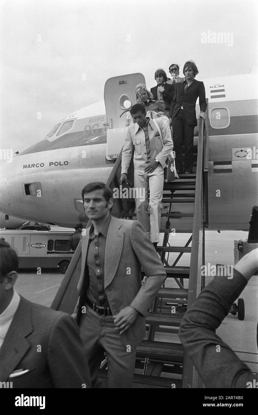 Arrivo Inter Milano all'aeroporto Zestienhoven per la finale Europa Cup contro Ajax in primo piano calciatore Giacinto Facchetti Data: 29 maggio 1972 Località: Rotterdam, Sud-Olanda Parole Chiave: Sport, aeroporti, calcio Nome personale: Facchetti, Giacinto Institution Nome: Europa Cup, Inter Milan, Zestienhoven Foto Stock