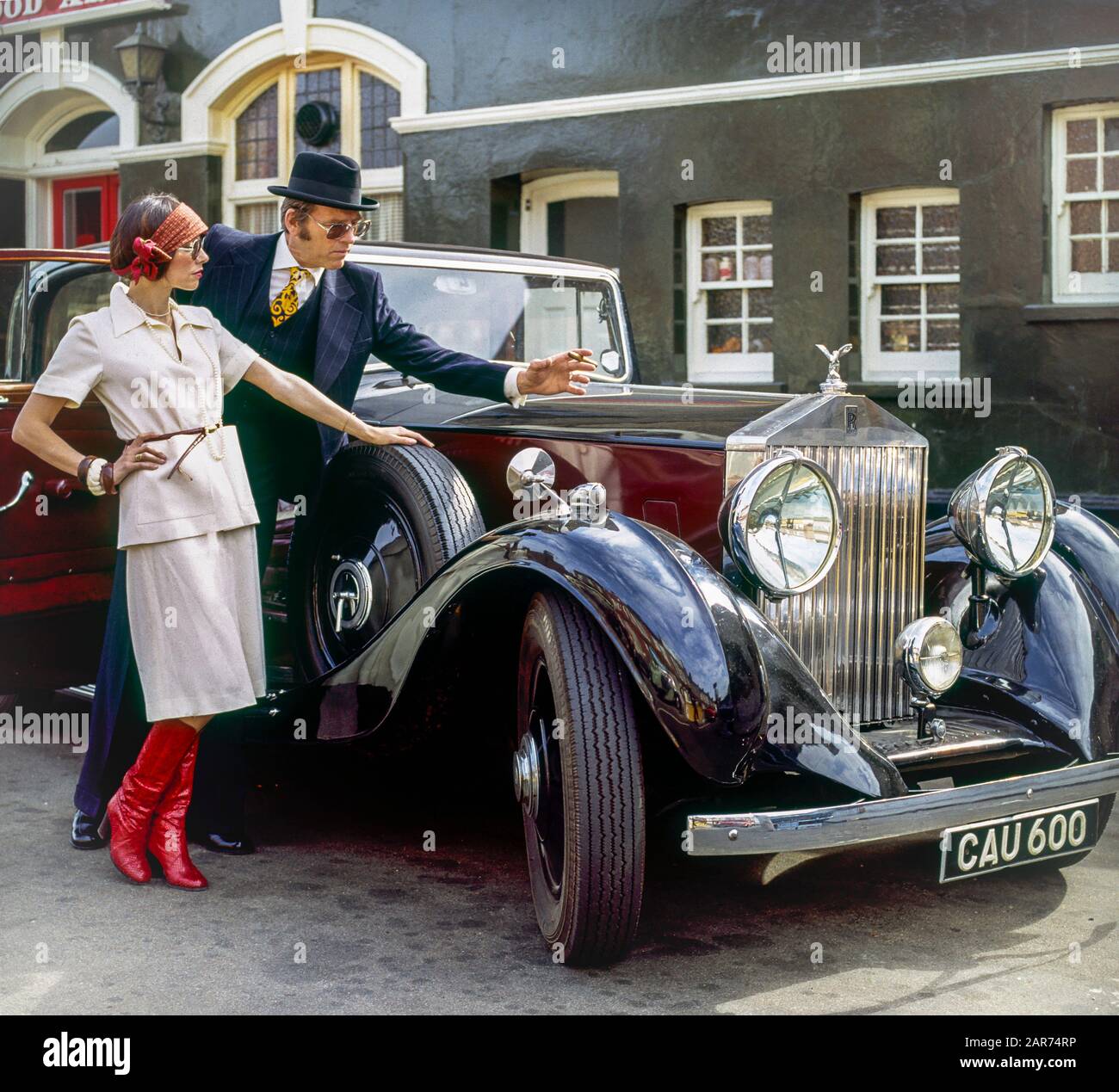 Londra 1970, coppia elegante, 1936 Rolls-Royce 20/25 H.J. Auto limousine Mulliner, Harwood Arms pub, Hammersmith, Inghilterra, Regno Unito, GB, Gran Bretagna, Foto Stock
