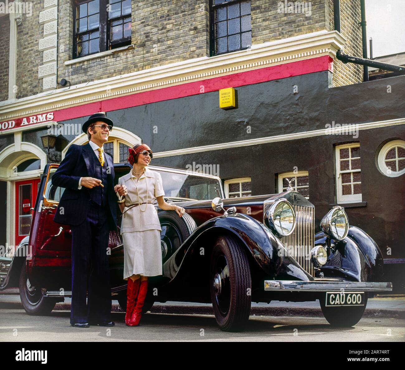 Londra 1970, coppia elegante, 1936 Rolls-Royce 20/25 H.J. Auto limousine Mulliner, Harwood Arms pub, Hammersmith, Inghilterra, Regno Unito, GB, Gran Bretagna, Foto Stock