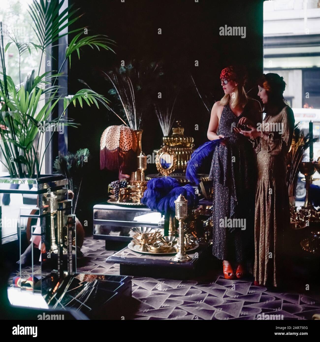 Londra anni '70, due eleganti donne shopping, Biba grandi magazzini interni, Kensington High Street, Inghilterra, Regno Unito, GB, Gran Bretagna, Foto Stock