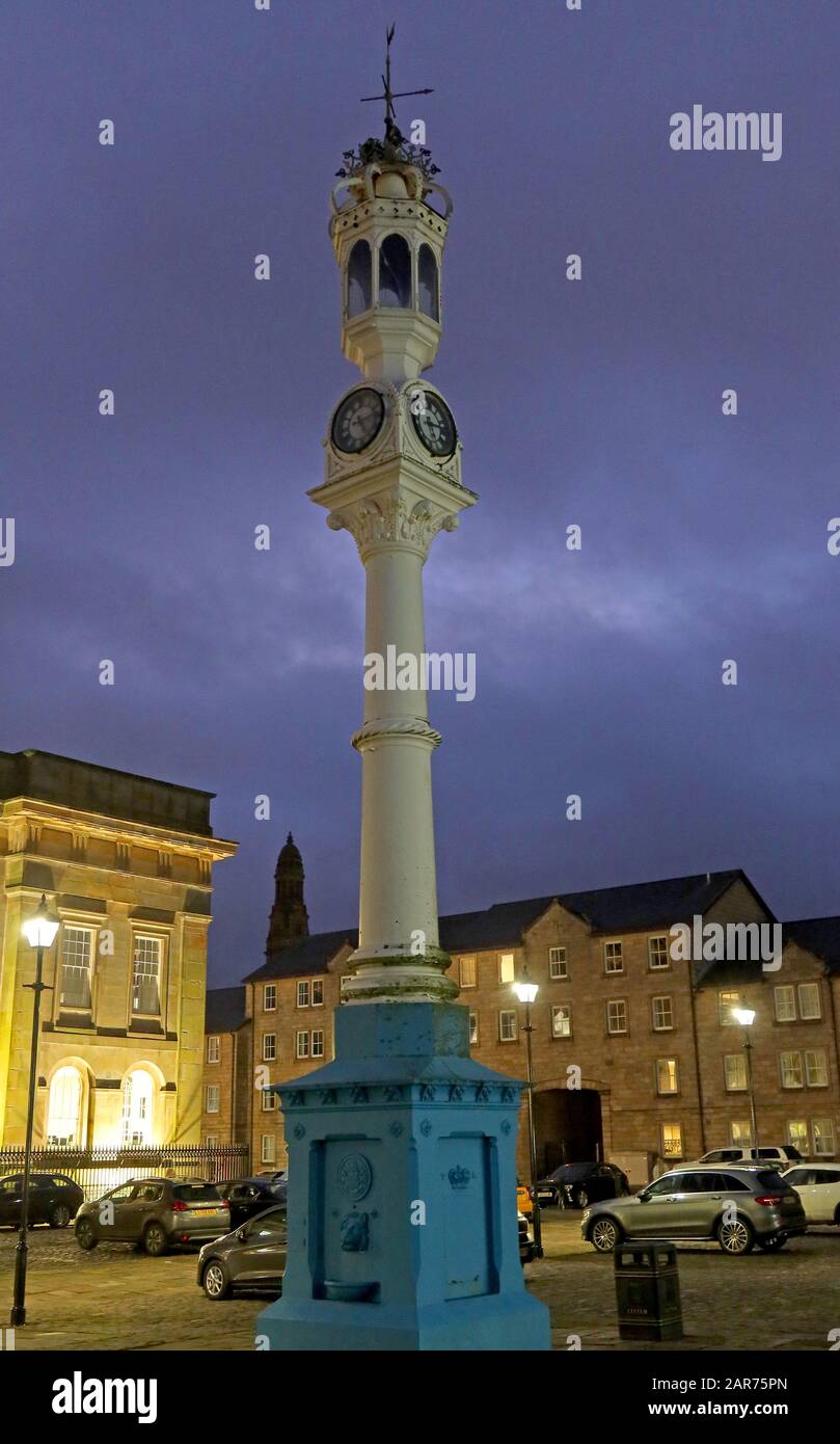Porto storico dogana casa e torre di orologio pubblico, Custom House Quay Ferry Terminal, Greenock , Inverclyde, Scozia, Regno Unito al tramonto Foto Stock