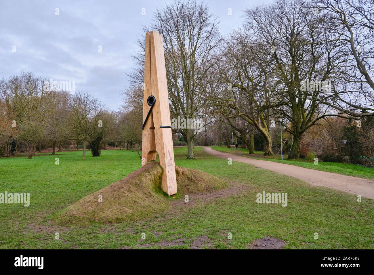 Una gigantesca stendibiancheria in legno chiappina grande scultura nel Parco Grantham Lincolnshire della Regina Elisabetta Foto Stock