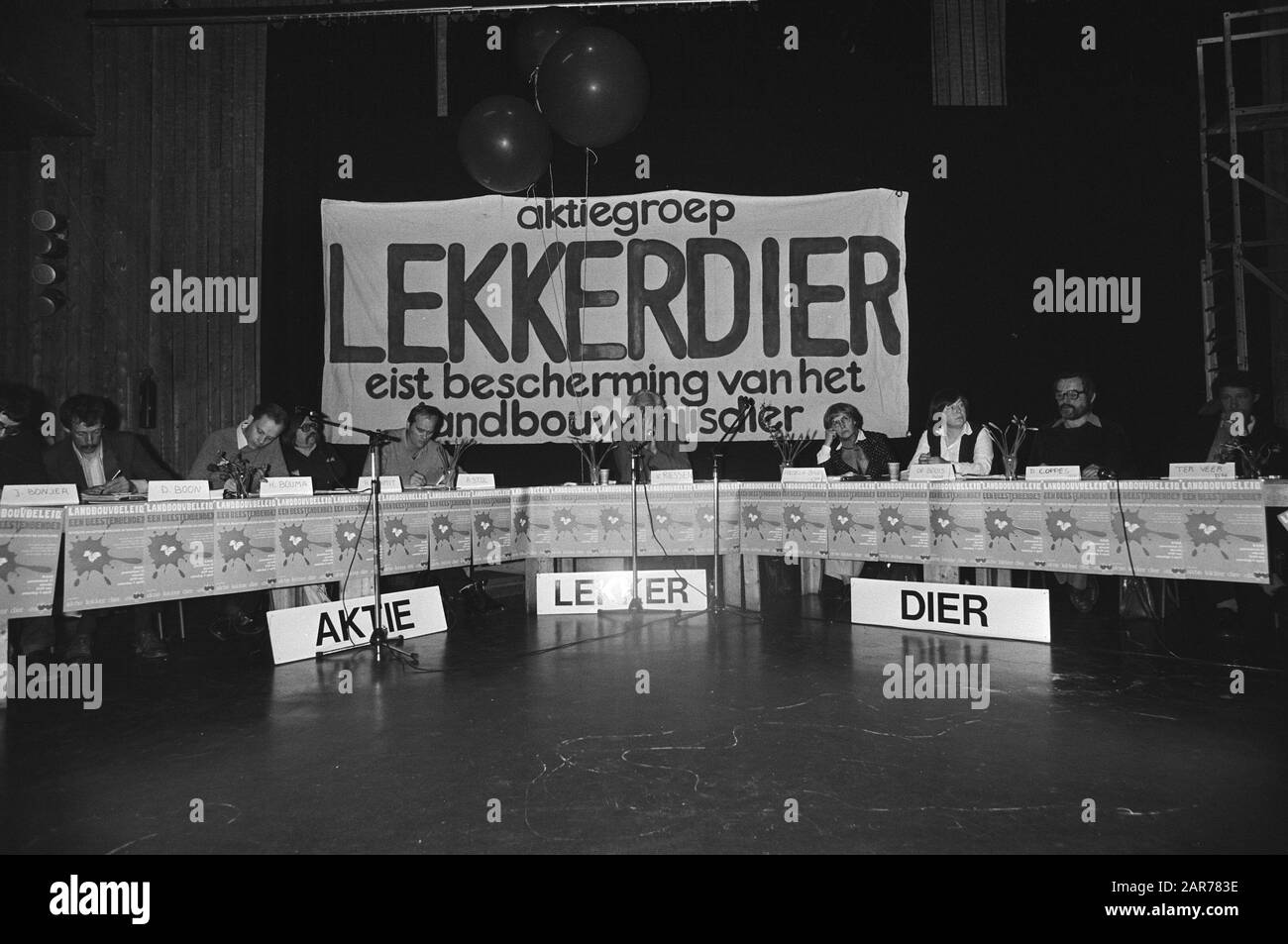 Assegnazione Lekker animale, forum discussione da parte del gruppo di azione Lekker animale, politici interrogati da pubblicisti su animali da fattoria Data: 4 aprile 1981 Località: Utrecht Parole Chiave: POLICI, gruppi d'azione Foto Stock
