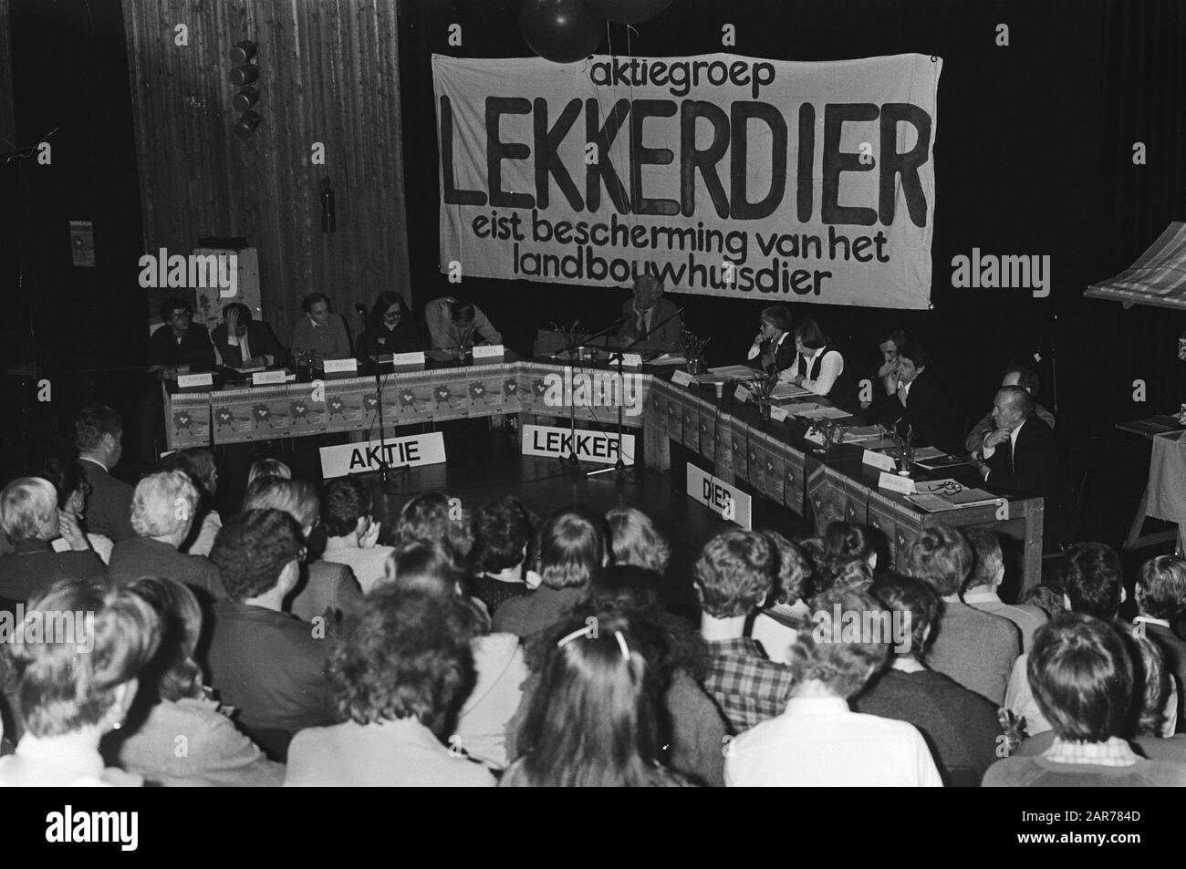 Assegnazione Lekker animale, forum discussione da parte del gruppo di azione Lekker politici animali interrogati da pubblicisti su animali da fattoria Data: 4 aprile 1981 Località: Utrecht Parole Chiave: POLICI, gruppi d'azione Foto Stock