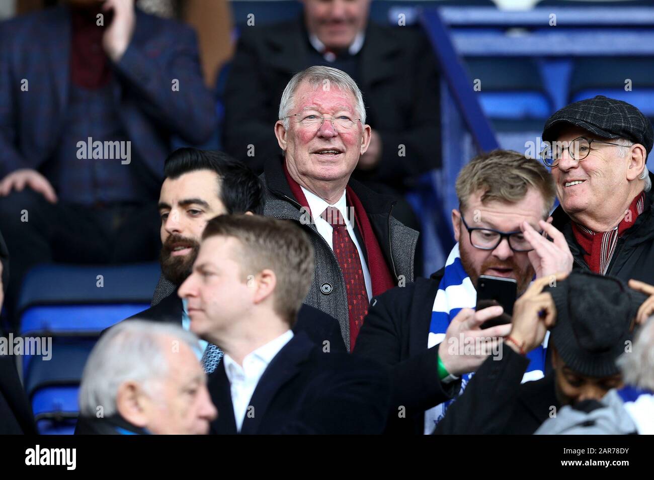 Birkenhead, Regno Unito. 26th Gen 2020. Il manager dell'ex Manchester United Alex Ferguson guarda dalla sua sede negli stand. The Emirates fa Cup, 4th round match, Tranmere Rovers v Manchester Utd at Prenton Park, Birkenhead, Wirral domenica 26th gennaio 2020. Questa immagine può essere utilizzata solo per scopi editoriali. Solo uso editoriale, licenza richiesta per uso commerciale. Nessun uso nelle scommesse, nei giochi o in un singolo club/campionato/giocatore publications.pic by Chris Stading/Andrew Orchard sports photography/Alamy Live News Credit: Andrew Orchard sports photography/Alamy Live News Foto Stock