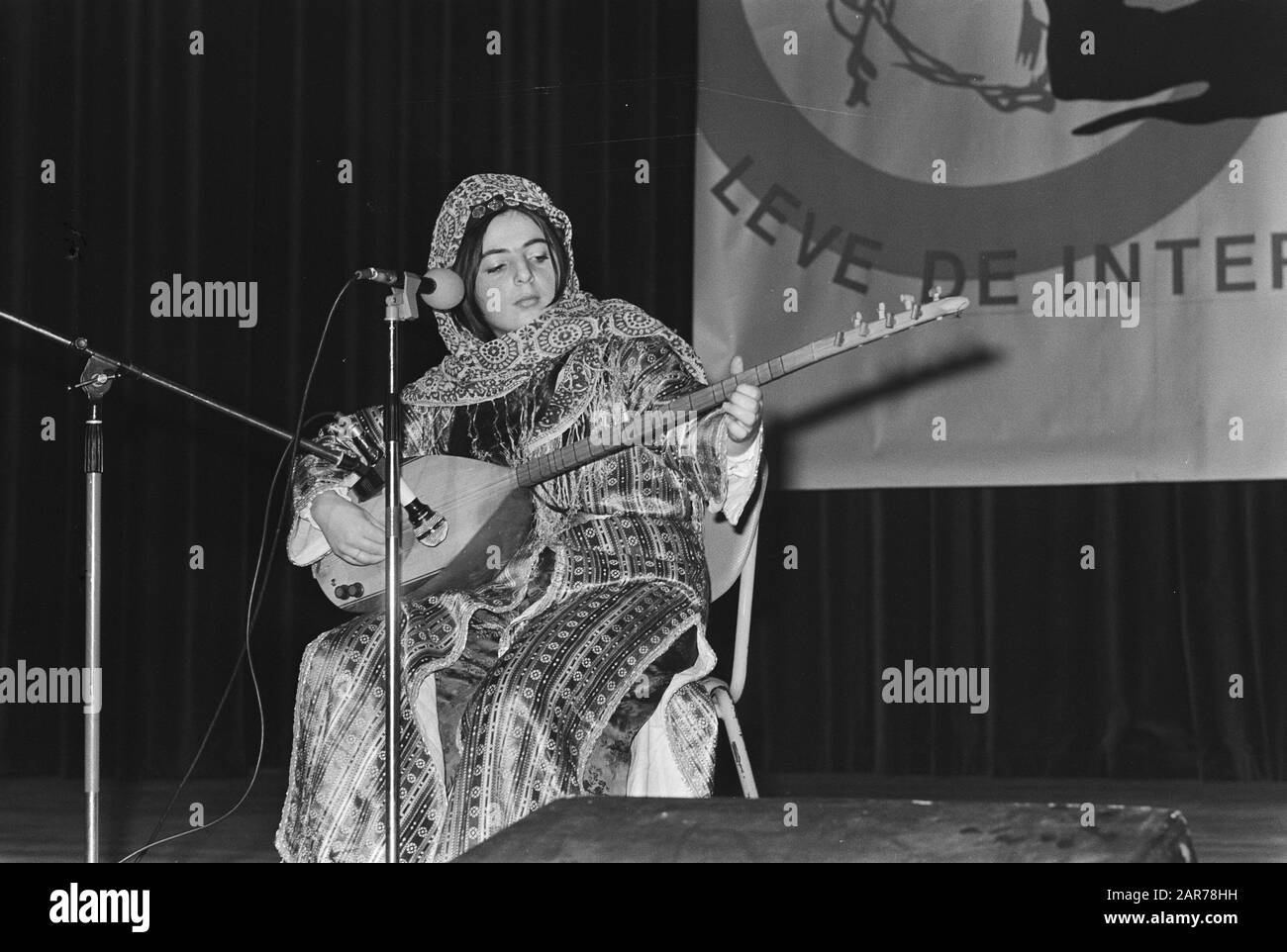 Assegnazione NOS-passaporto, incontro Turchi nella costruzione Della Pietra Angolare contro il regno militare in Turchia Data: 2 novembre 1980 Parole Chiave: Incontri, musica Nome dell'istituzione: NOS Foto Stock