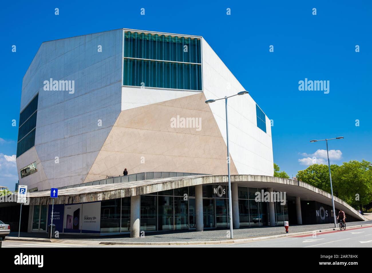 Porto, PORTOGALLO - MAGGIO 2018: Edificio della casa della musica progettato dall'architetto olandese Rem Koolhaas Foto Stock