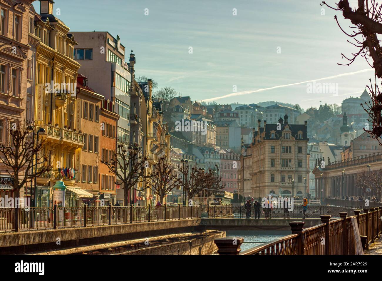 Karlovy Vary, Repubblica Ceca 24 gennaio 2020 - oldtown Karlovy Vary inverno mattina passeggiata sul fiume ponte Foto Stock