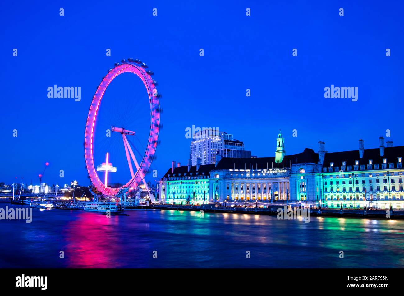 Londra, Regno Unito - 14 dicembre 2019: Londra al tramonto sul London Eye e sul fiume Thamse Foto Stock